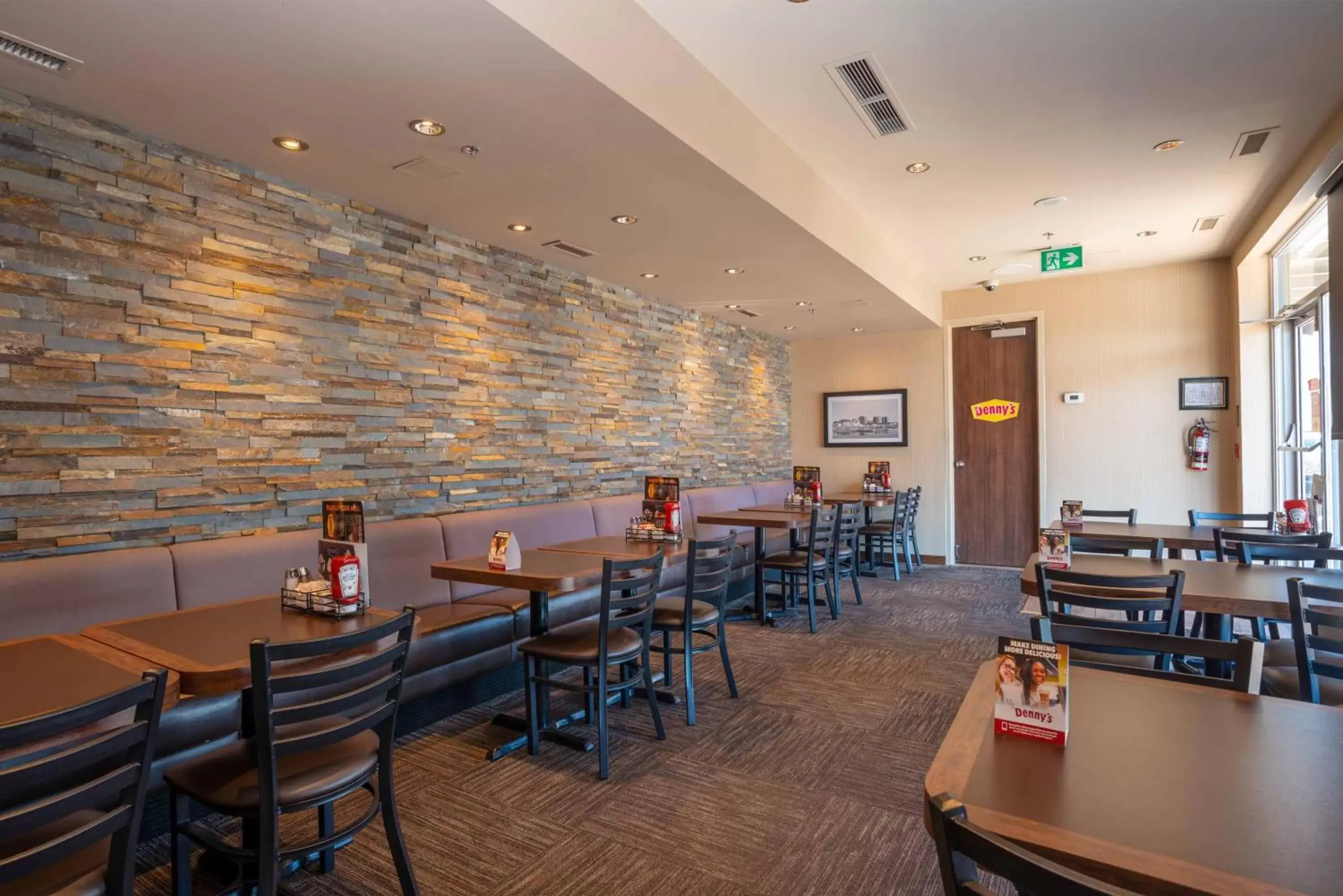 Restaurant/Places to Eat in Sandman Signature Mississauga Hotel