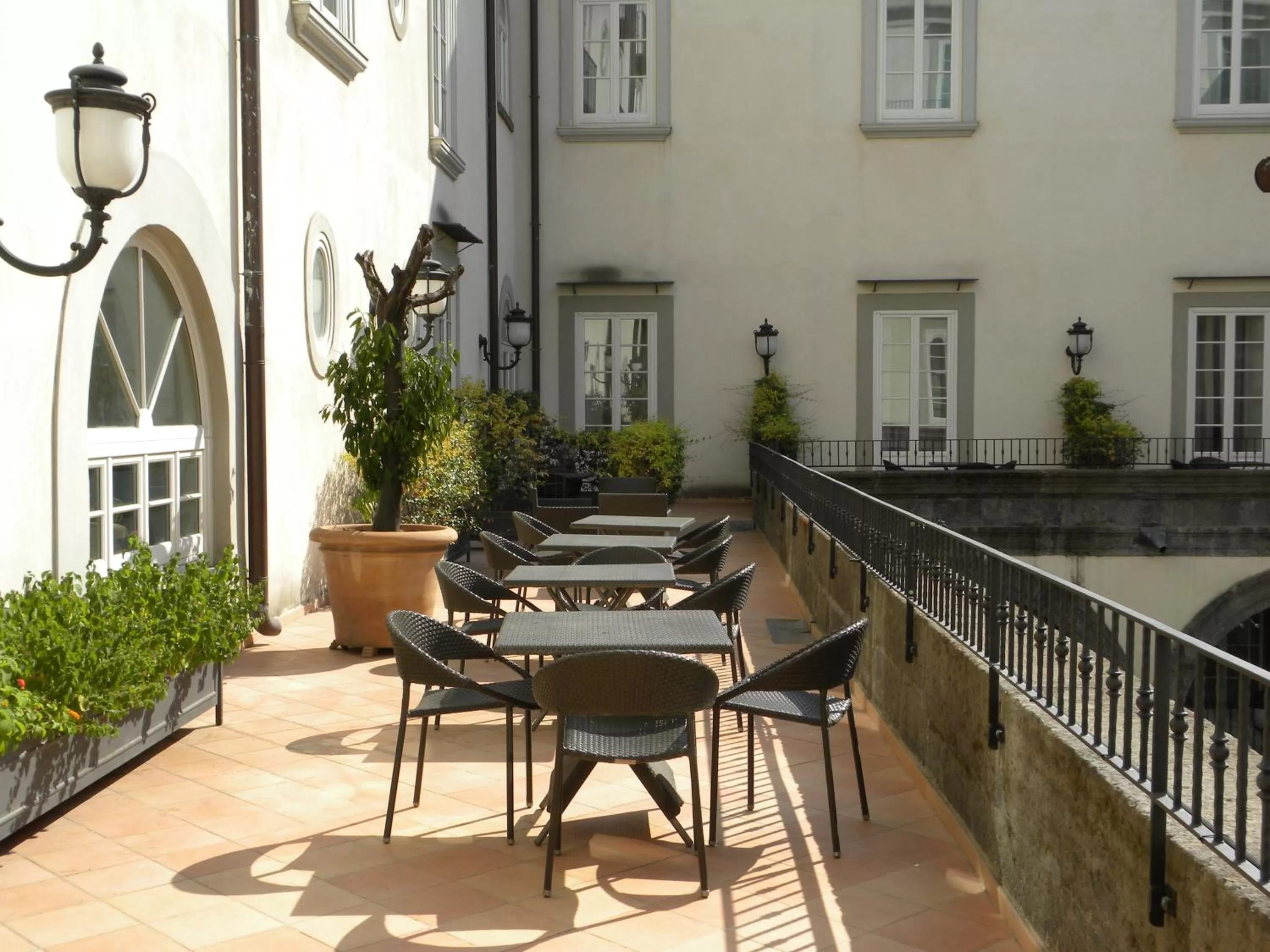 Restaurant/places to eat in Palazzo Caracciolo Naples