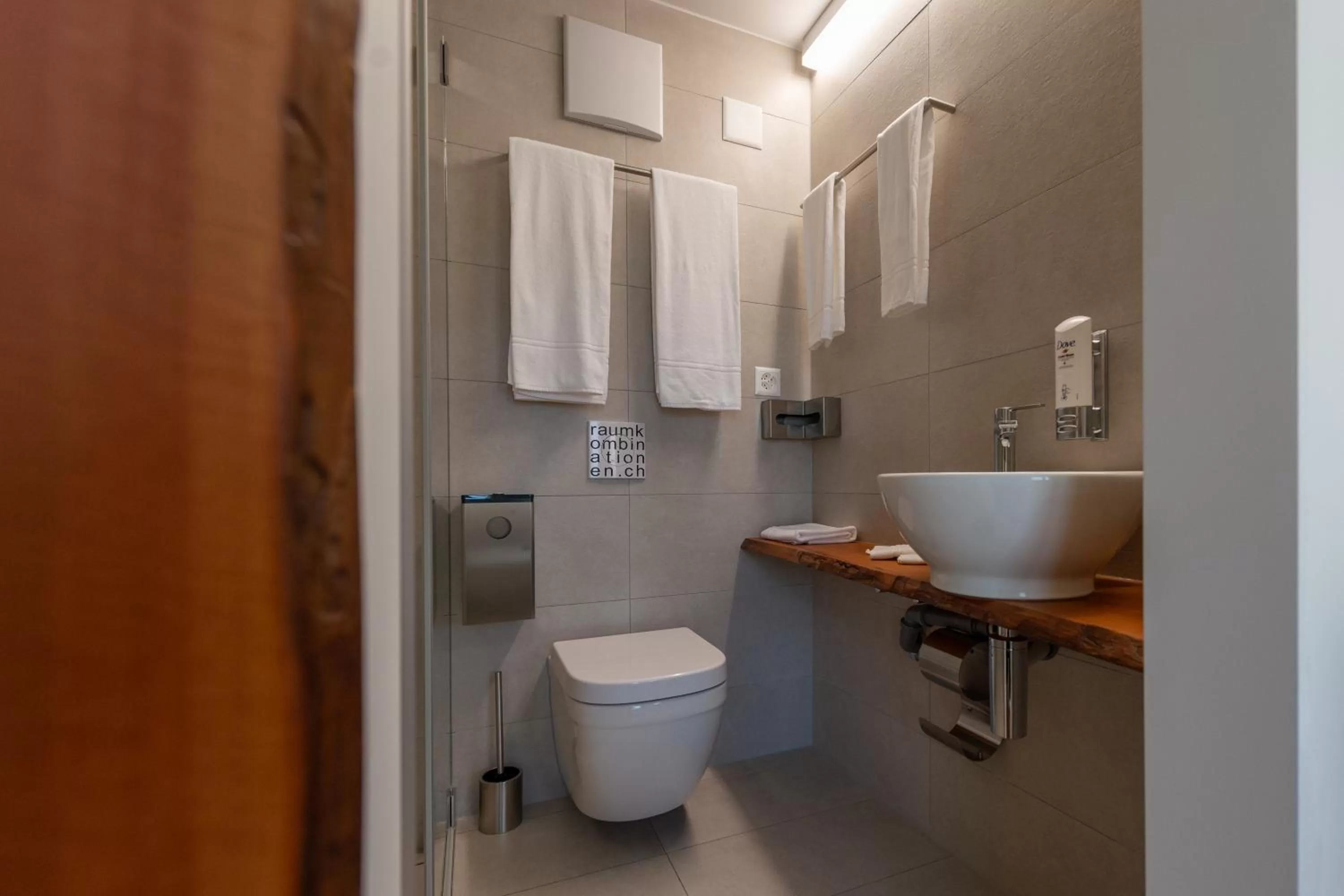 Toilet in Boutique Hotel BS16 before Bern City Parking gratis