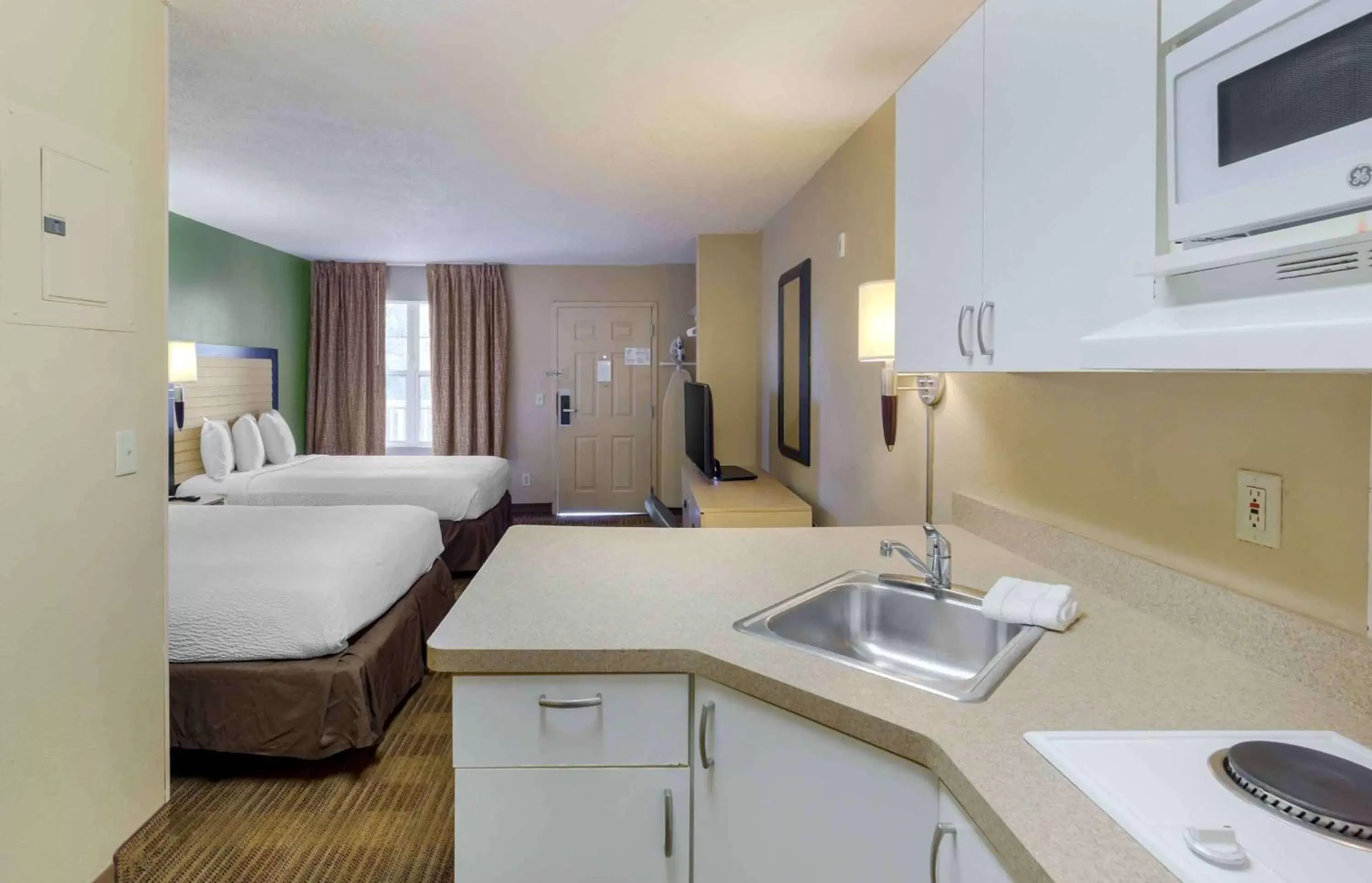 Bedroom, Kitchen/Kitchenette in Extended Stay America Suites - Fayetteville - Owen Dr