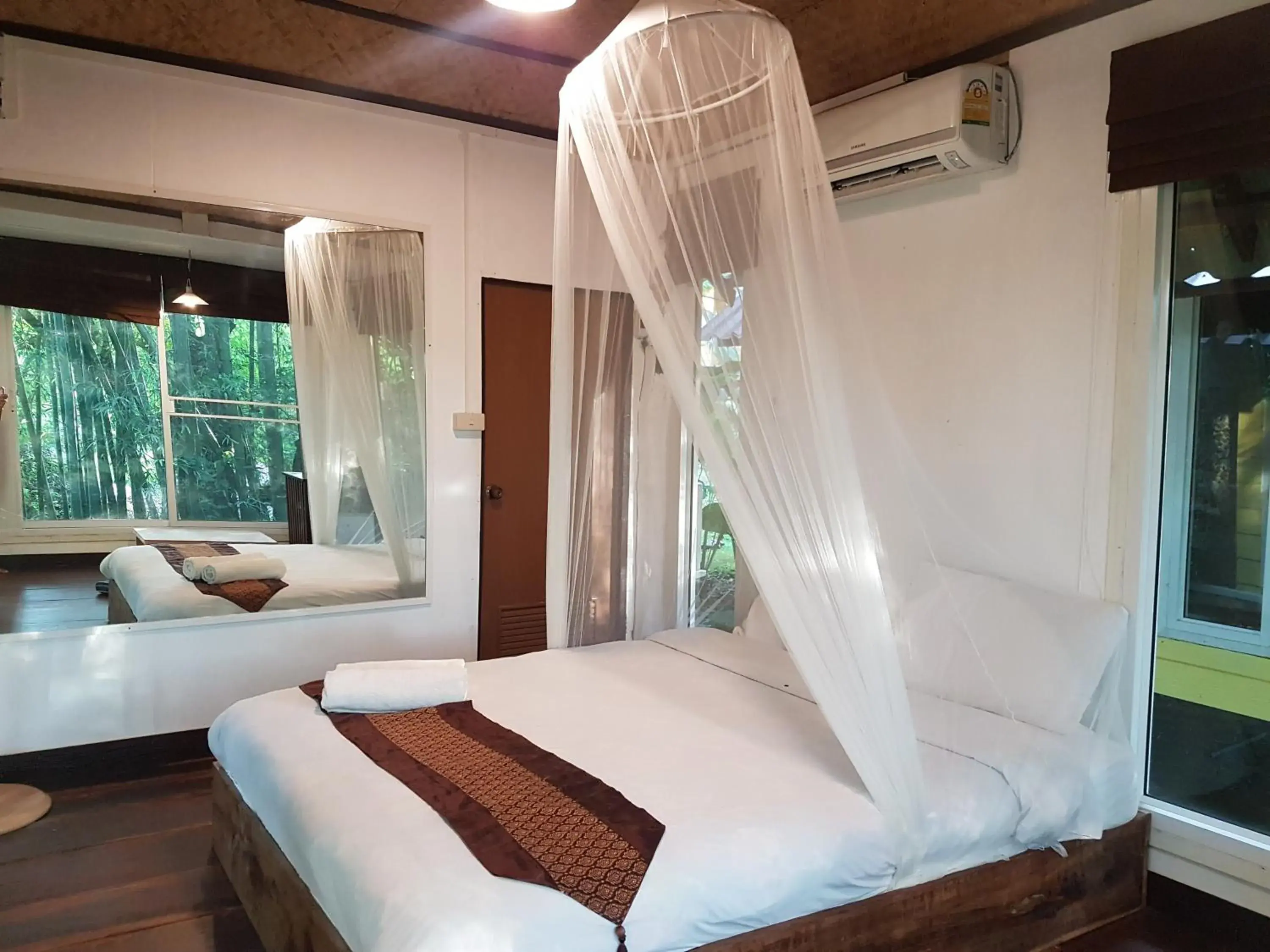 Photo of the whole room, Bed in Chang Pai Resort