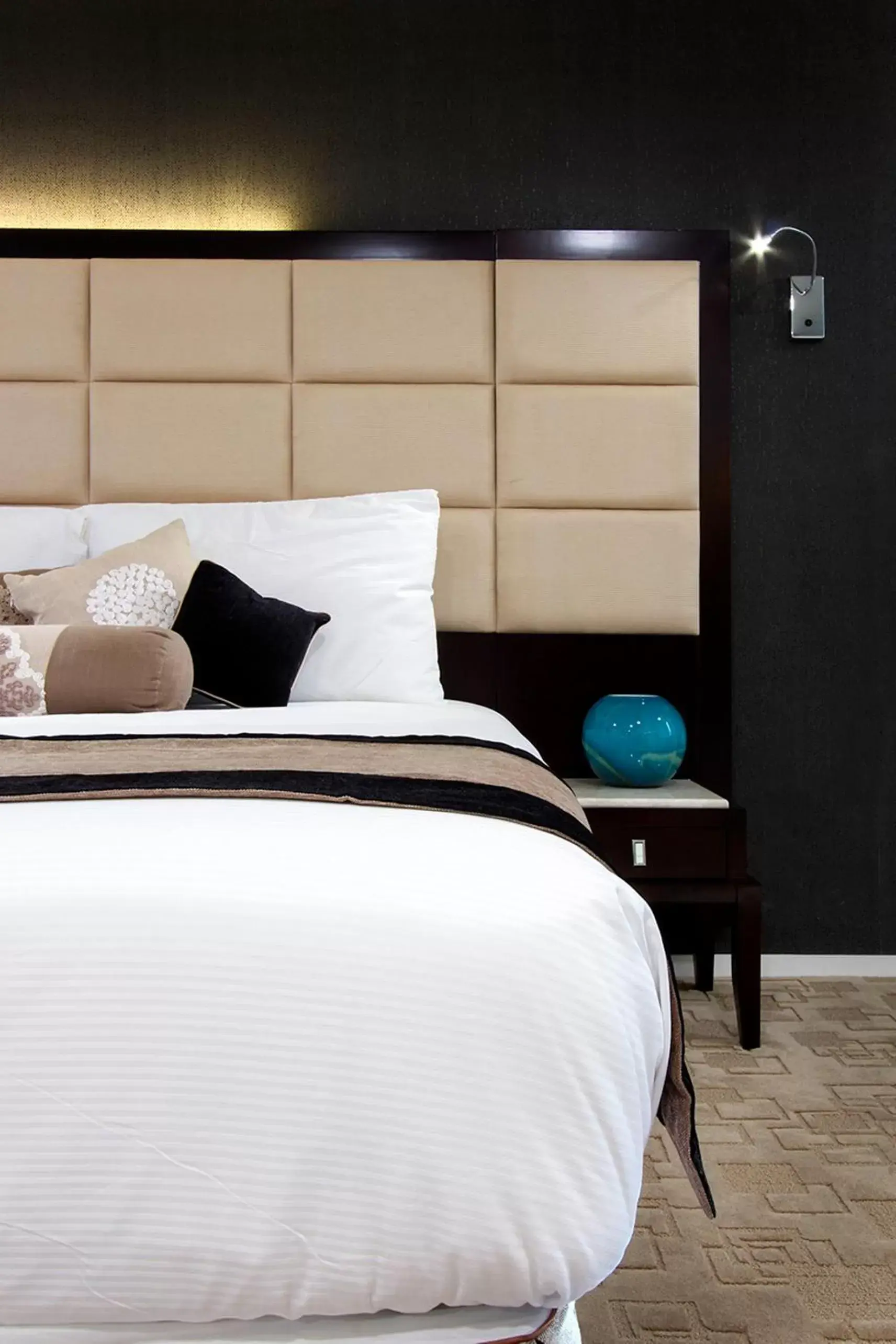 Bed in VR Queen Street Hotel & Suites