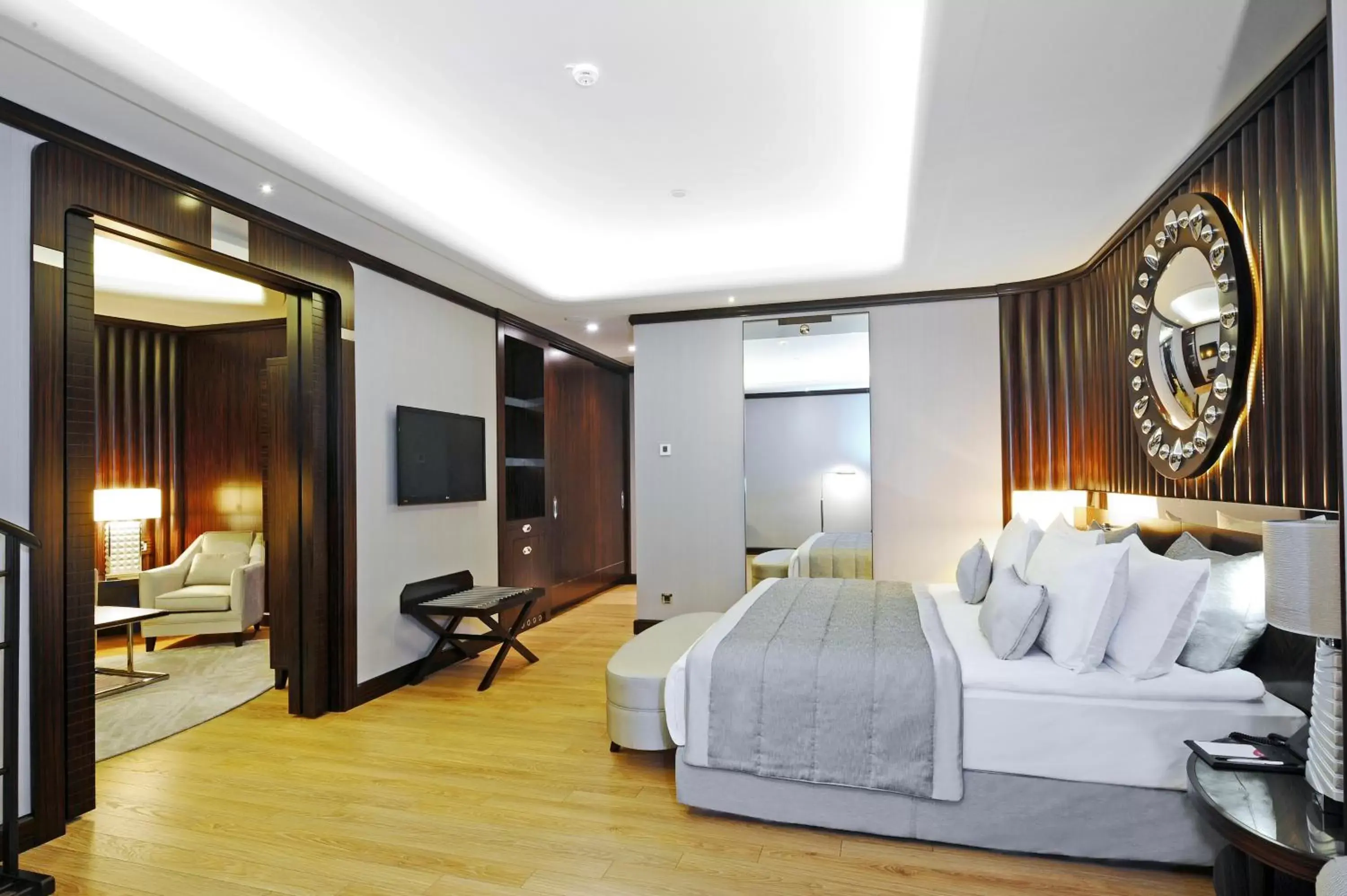 Bedroom, Seating Area in Crowne Plaza Bursa Convention Center & Thermal Spa, an IHG Hotel