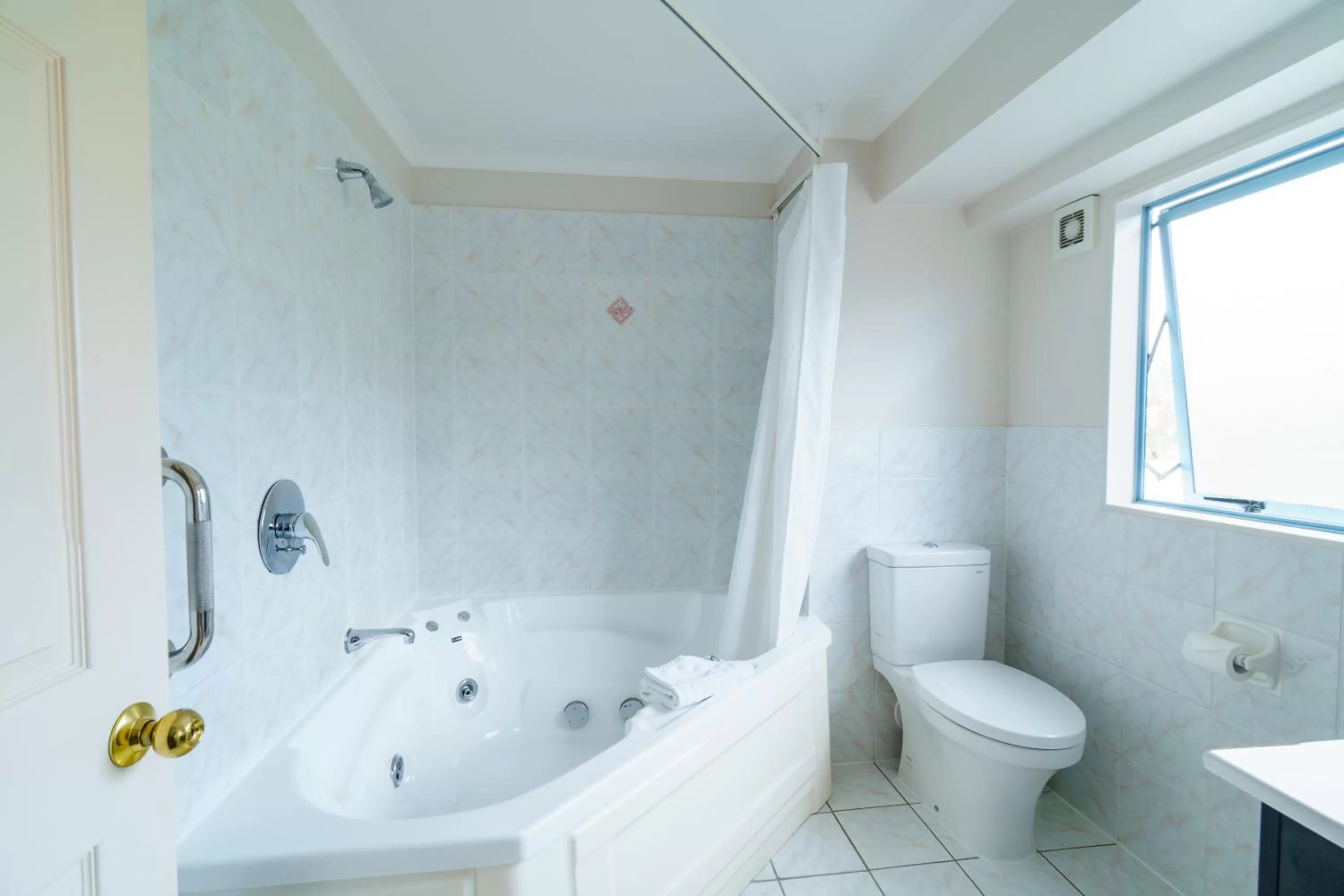 Hot Tub in Anchorage Motor Lodge