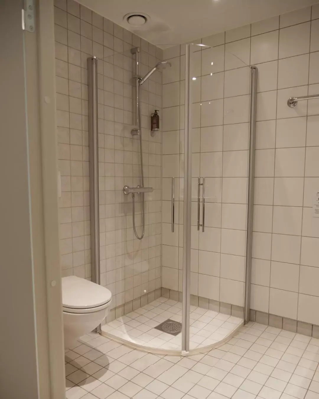 Shower, Bathroom in Strand Hotel Fevik - by Classic Norway Hotels
