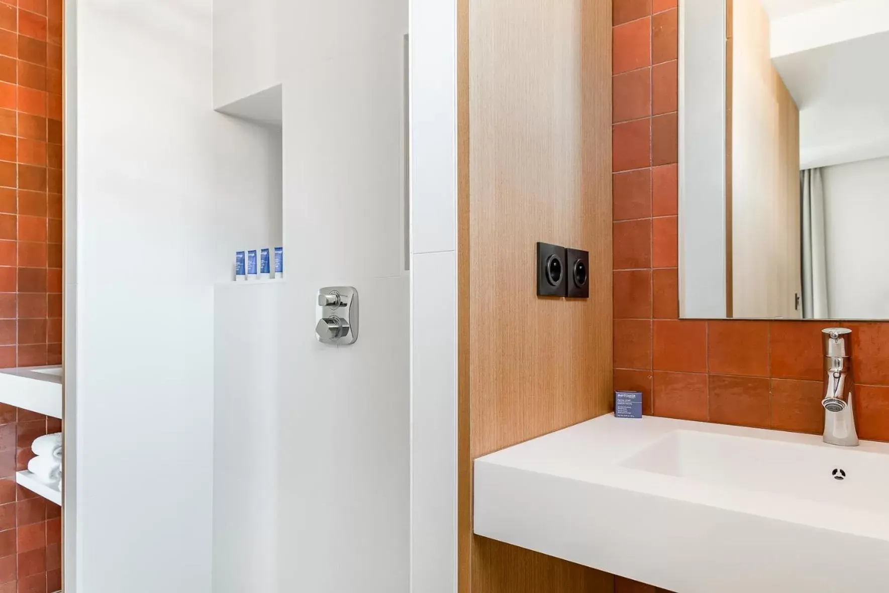 Bathroom in Les Elmes - Hôtel & Spa