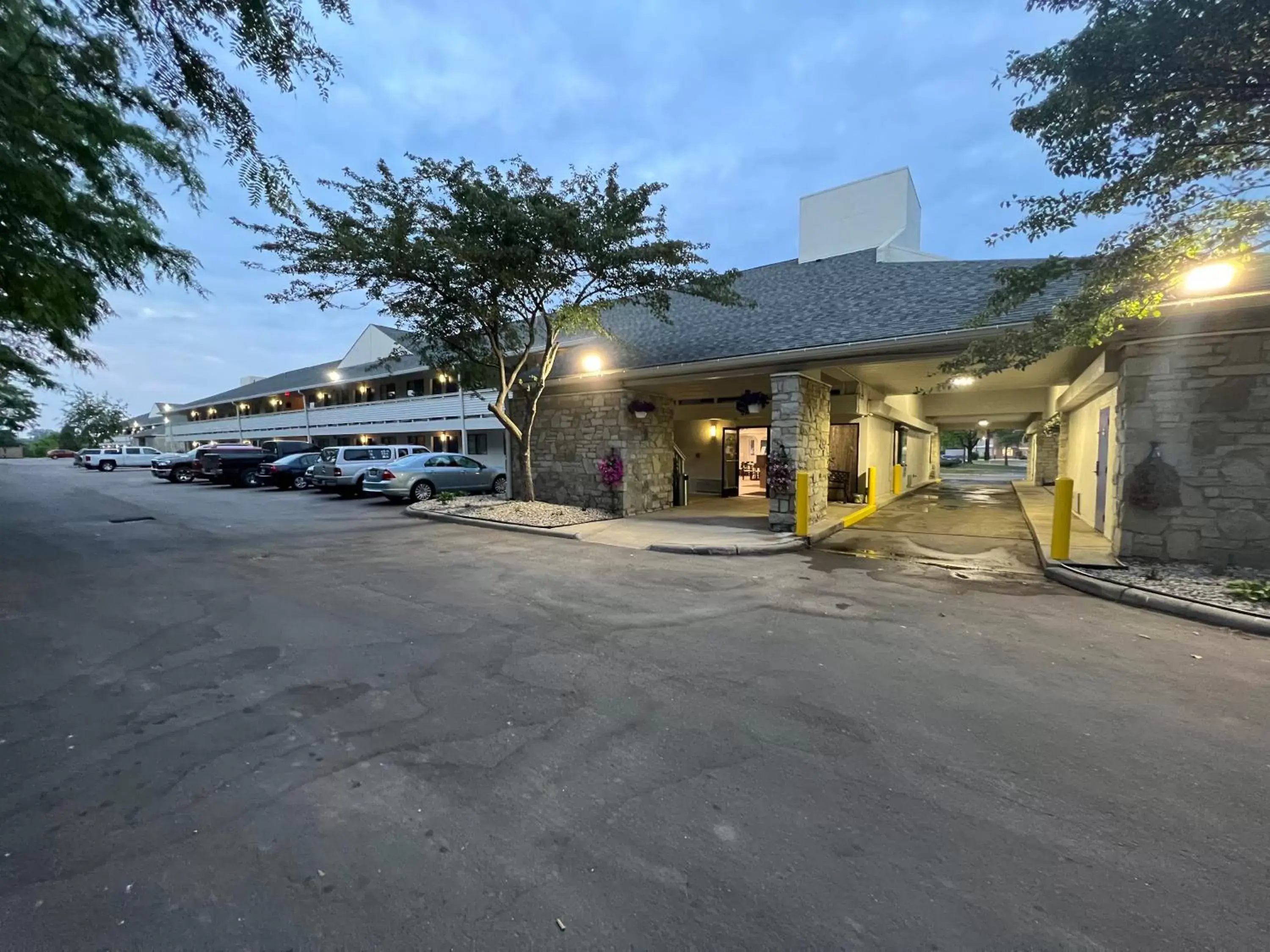 Property building in Days Inn & Suites by Wyndham Monroe Property building in Days Inn & Suites by Wyndham Monroe