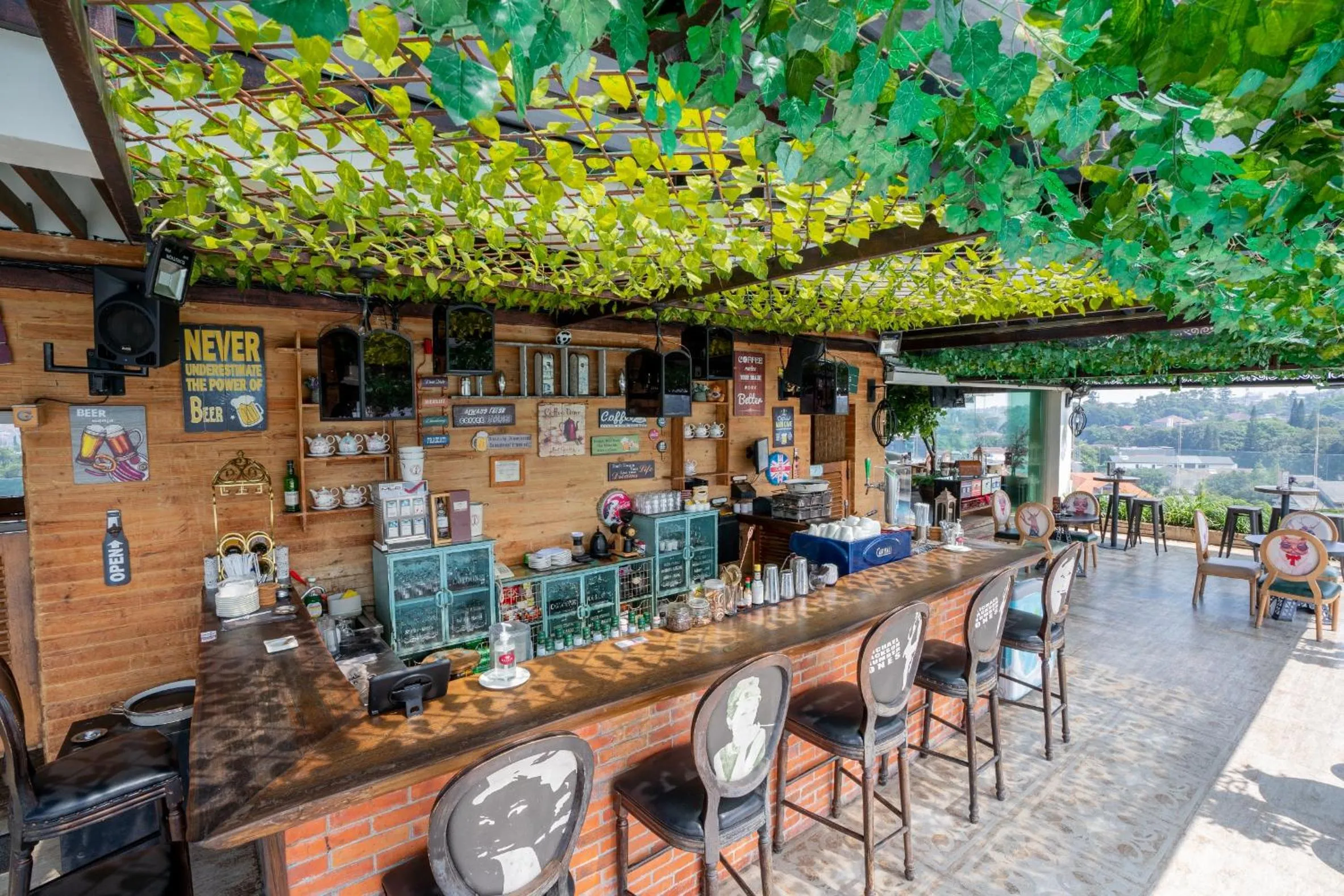 Restaurant/places to eat in Belviu Hotel Bandung