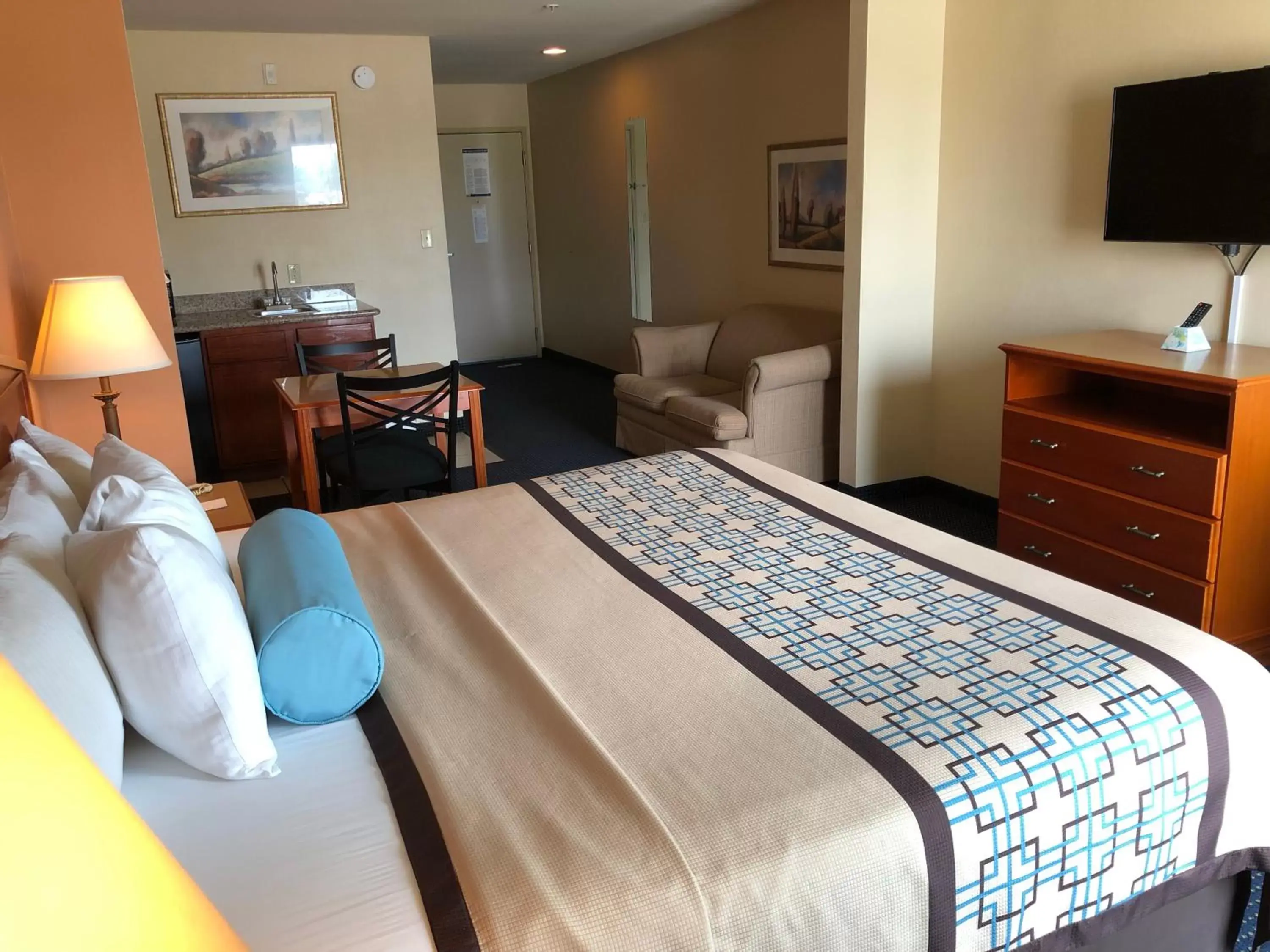 Photo of the whole room, Bed in Days Inn & Suites by Wyndham Thibodaux