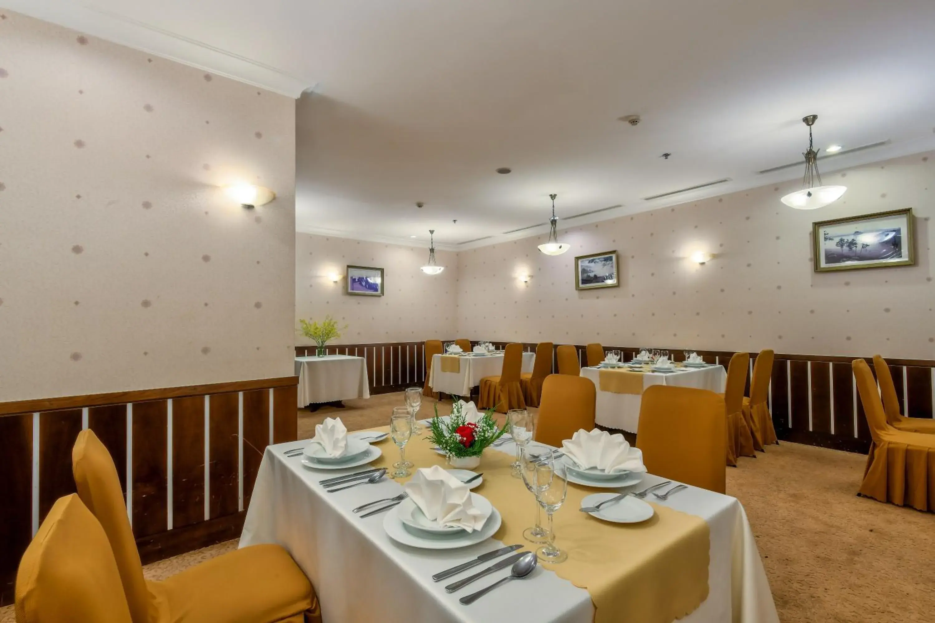 Restaurant/Places to Eat in La Sapinette Hotel