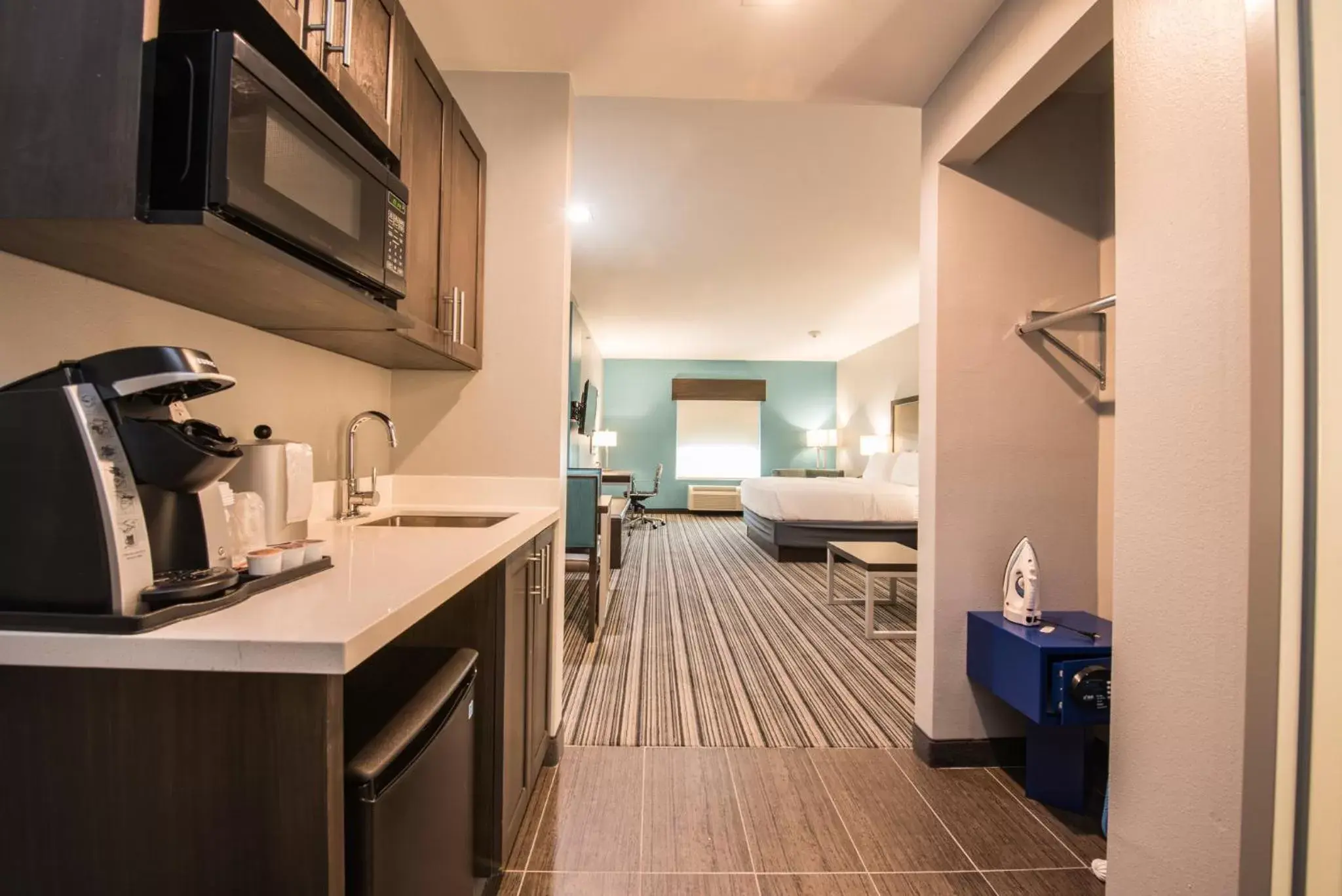 Photo of the whole room, Kitchen/Kitchenette in Holiday Inn Express & Suites Houston - Hobby Airport Area, an IHG Hotel