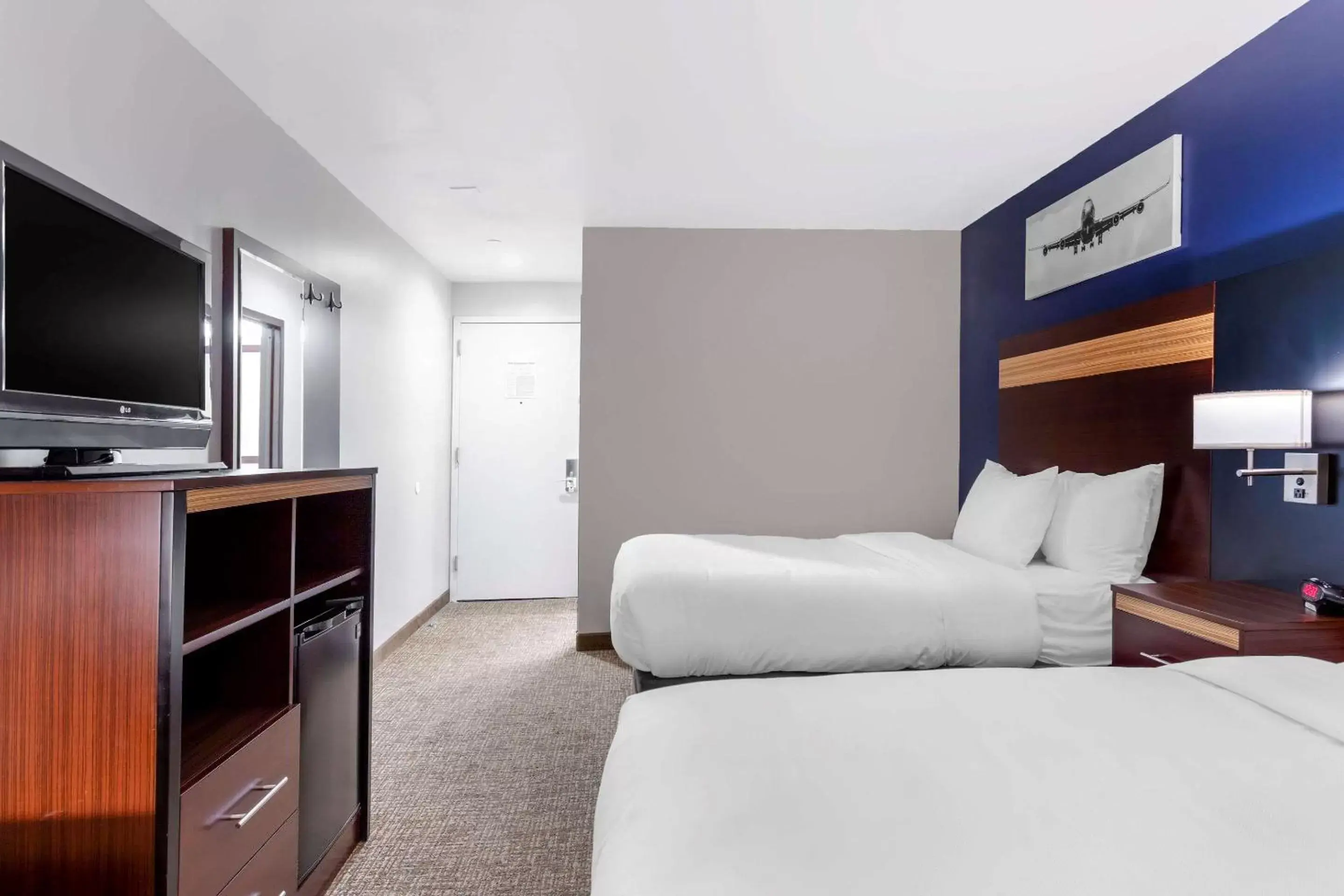 Photo of the whole room, Bed in Avion Inn Near LGA Airport, Ascend Hotel Collection