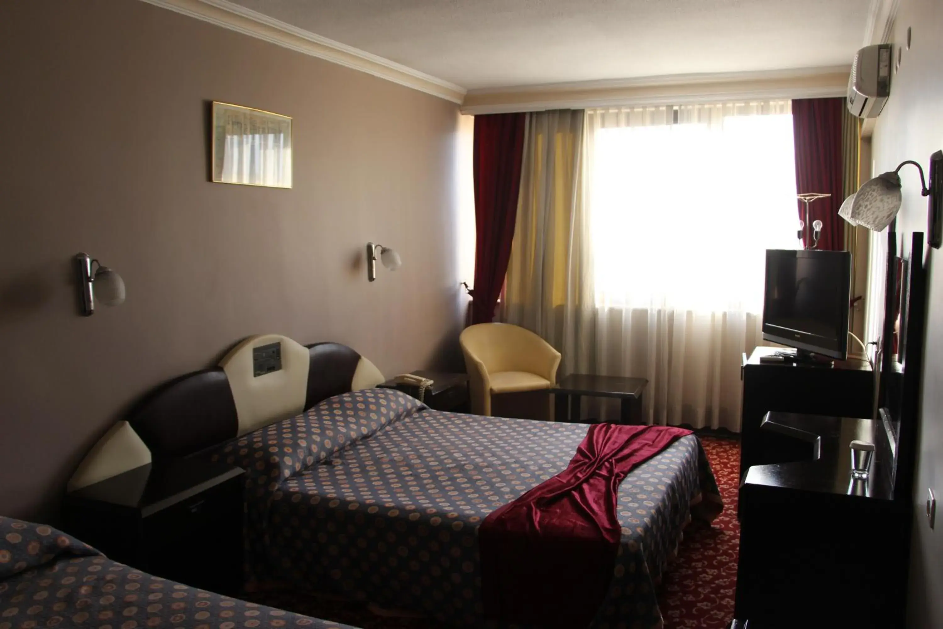 Photo of the whole room, Bed in Akyuz Hotel