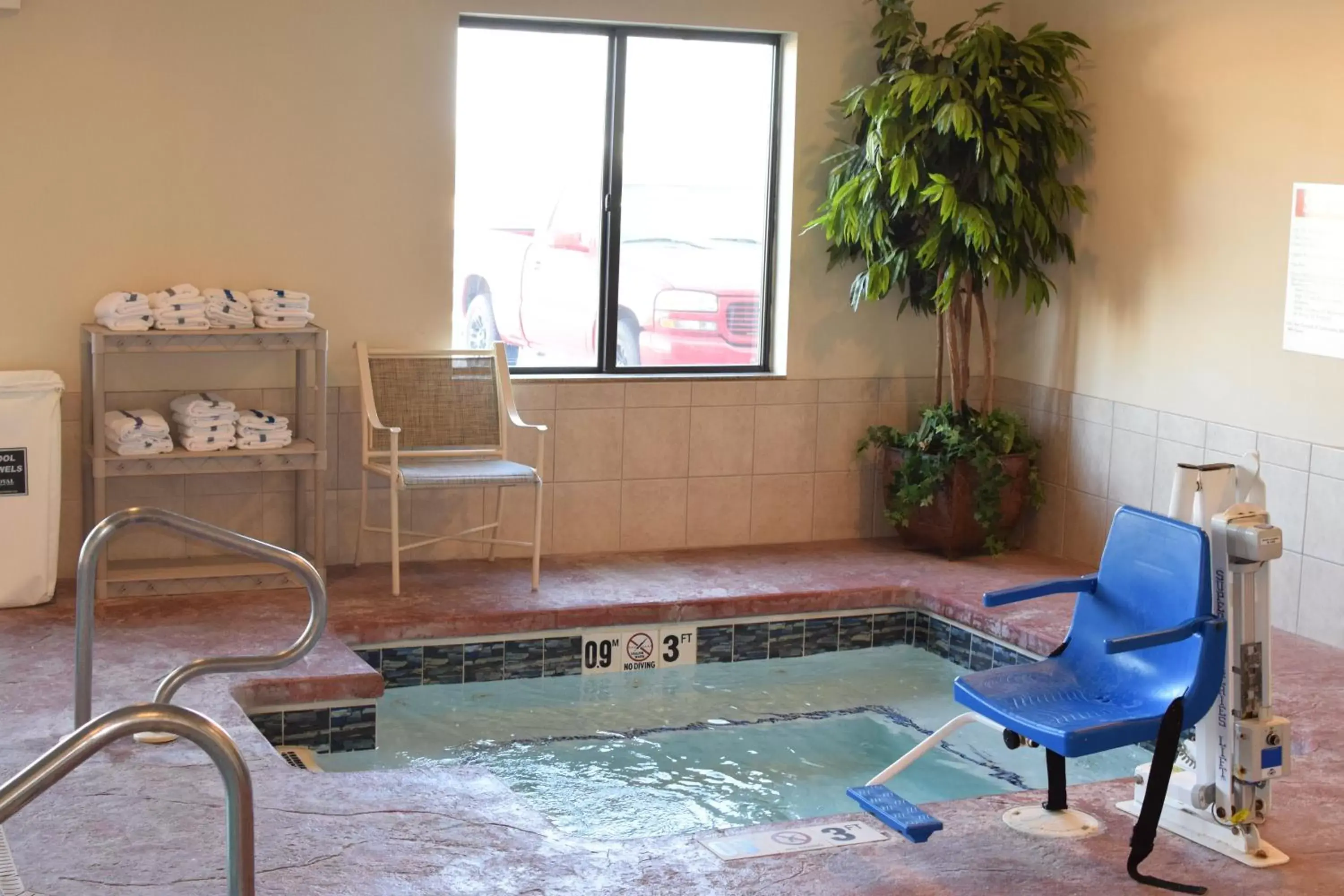 Swimming pool, Bathroom in Holiday Inn Express Pratt, an IHG Hotel