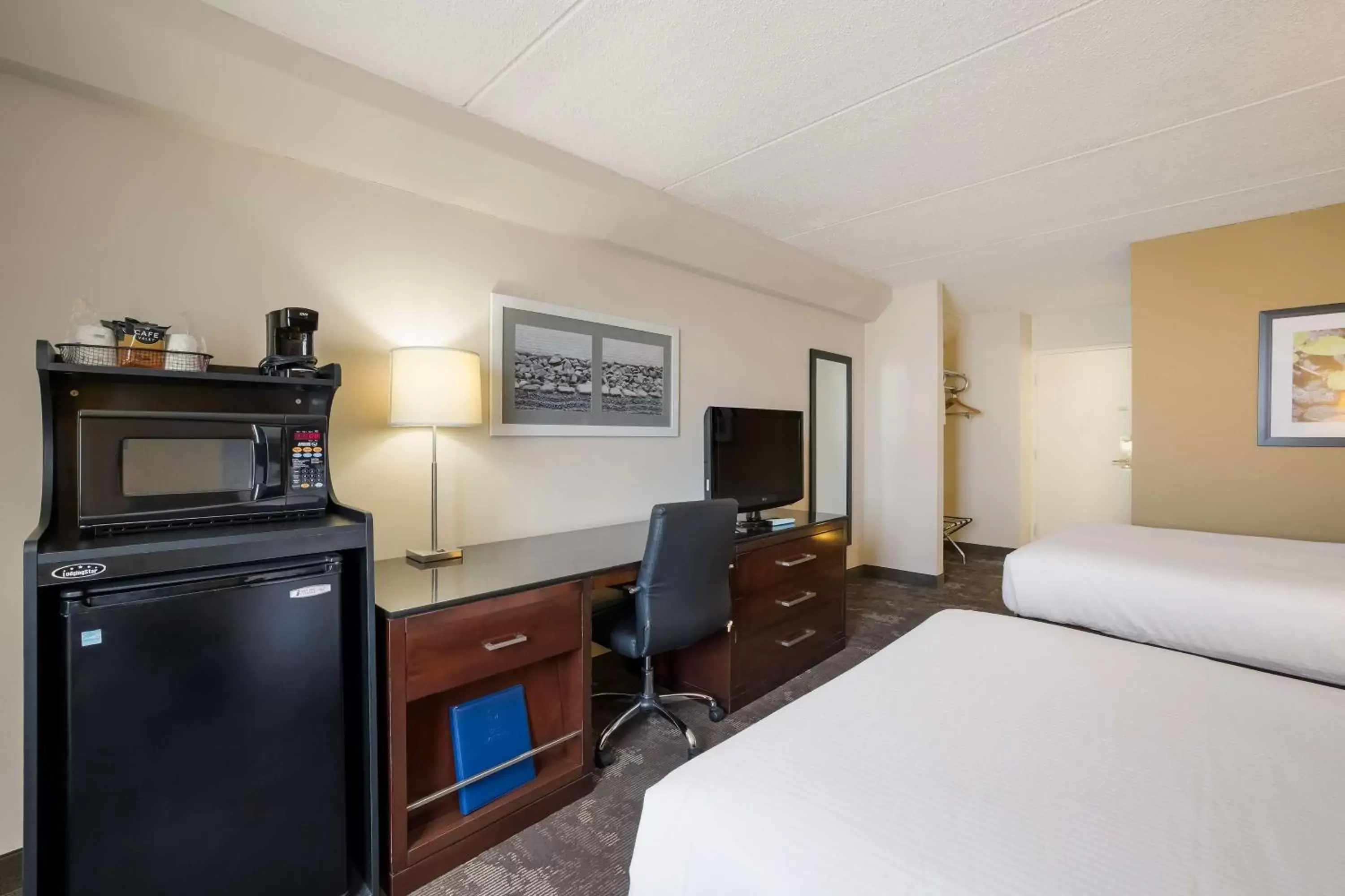 Bedroom, TV/Entertainment Center in Best Western Riverfront Inn