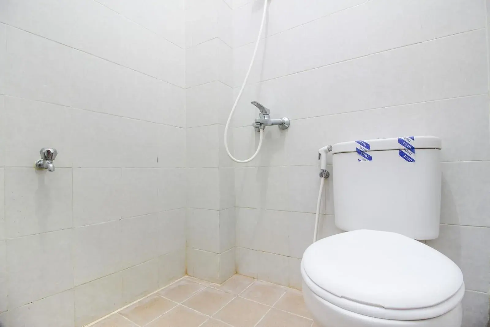 Bathroom in RedDoorz Plus near Alun Alun Selatan