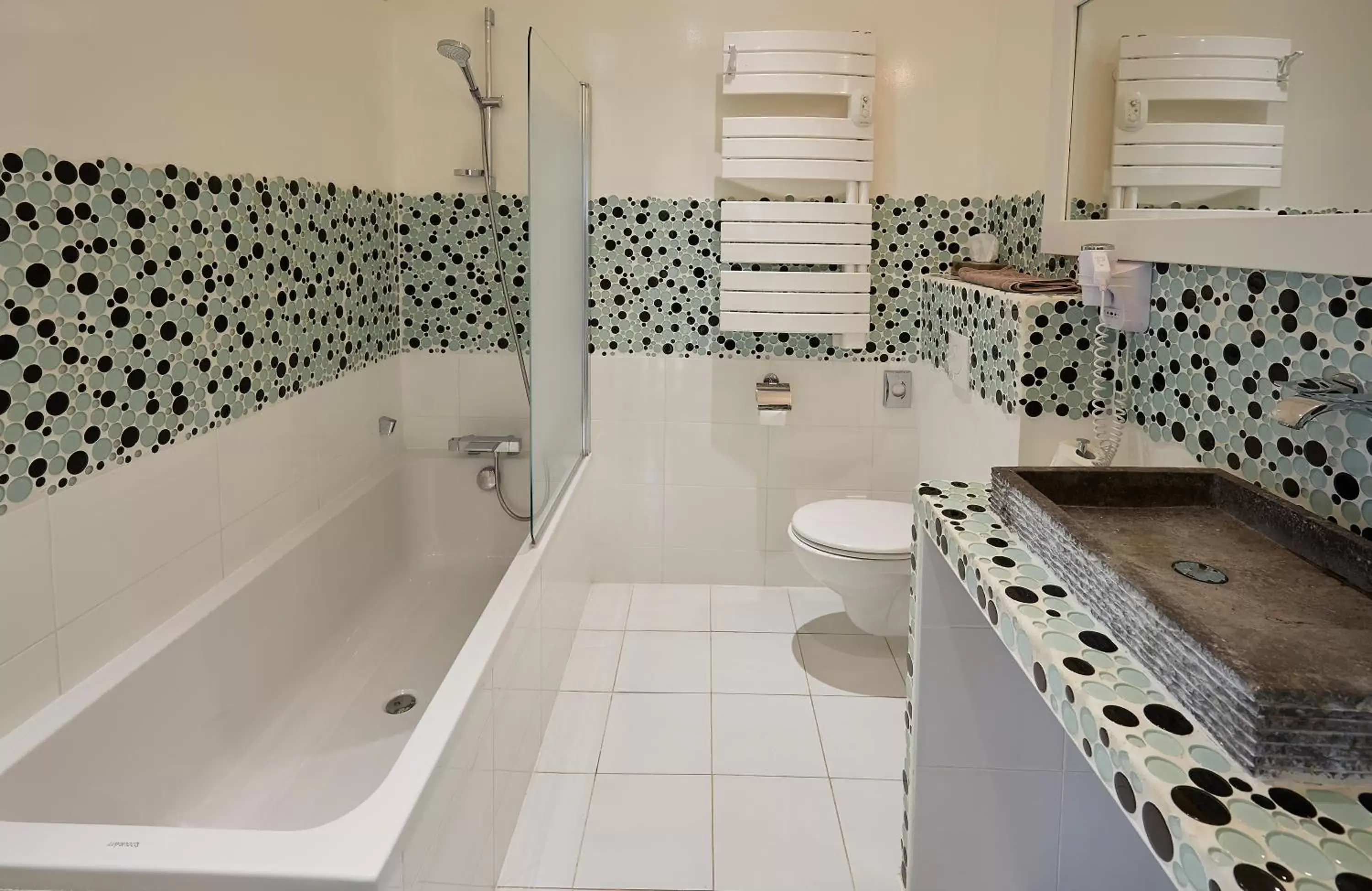 Bathroom in The Originals Hôtel Le Cise Restaurant Chambres et Suites Bathroom in The Originals Hôtel Le Cise Restaurant Chambres et Suites