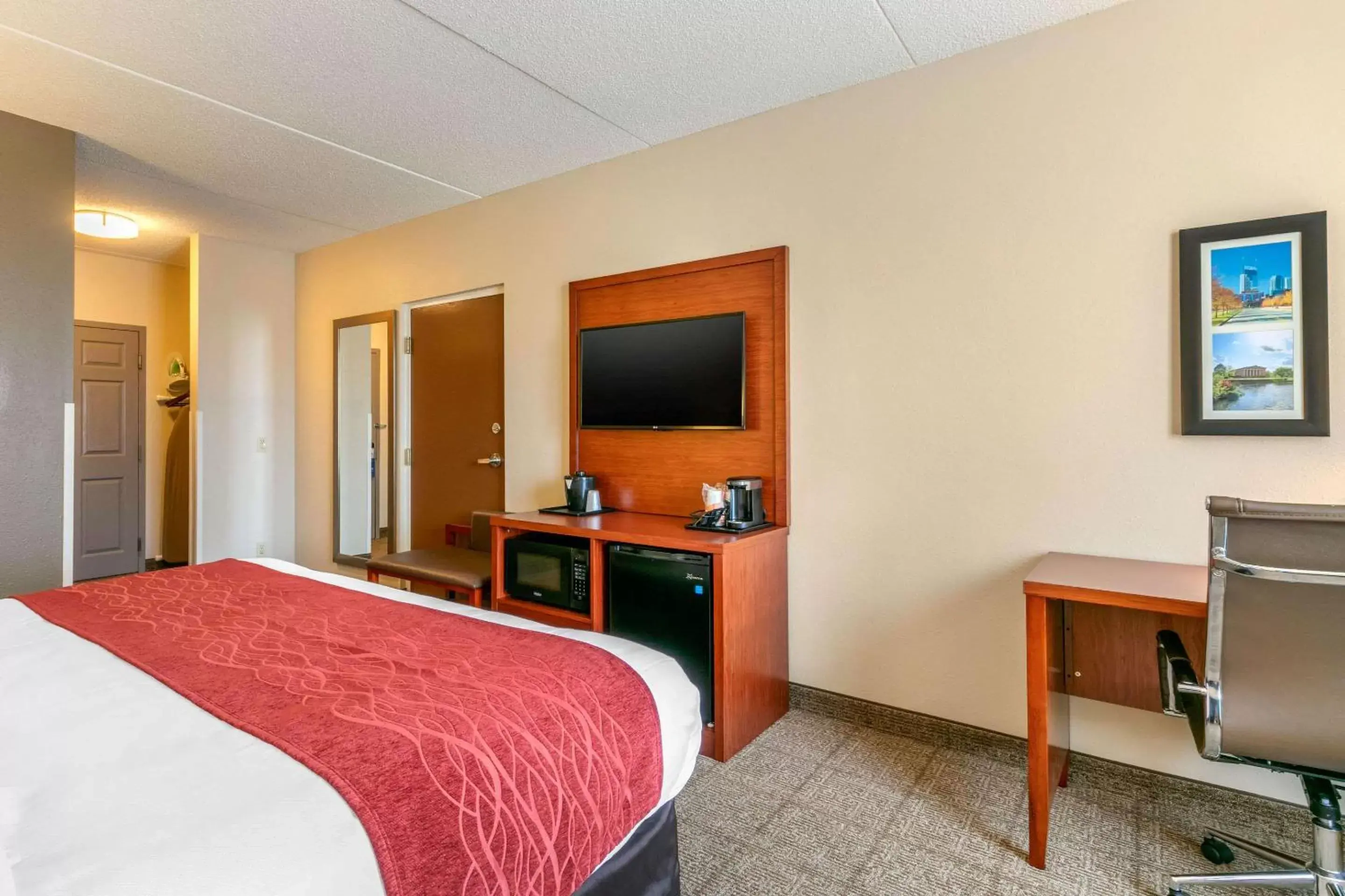 Photo of the whole room, TV/Entertainment Center in Comfort Inn & Suites Nashville Franklin Cool Springs