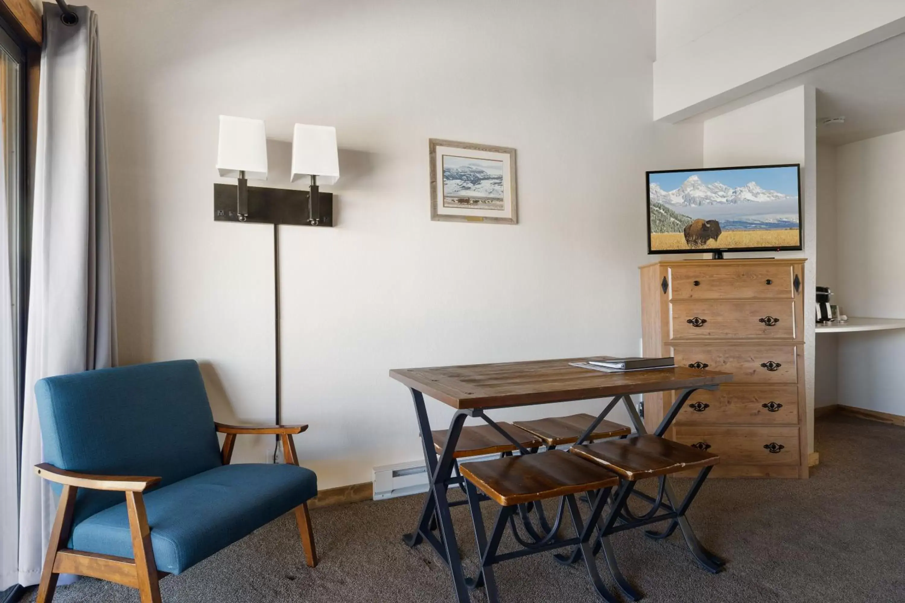 TV and multimedia, Seating Area in Elk Refuge Inn