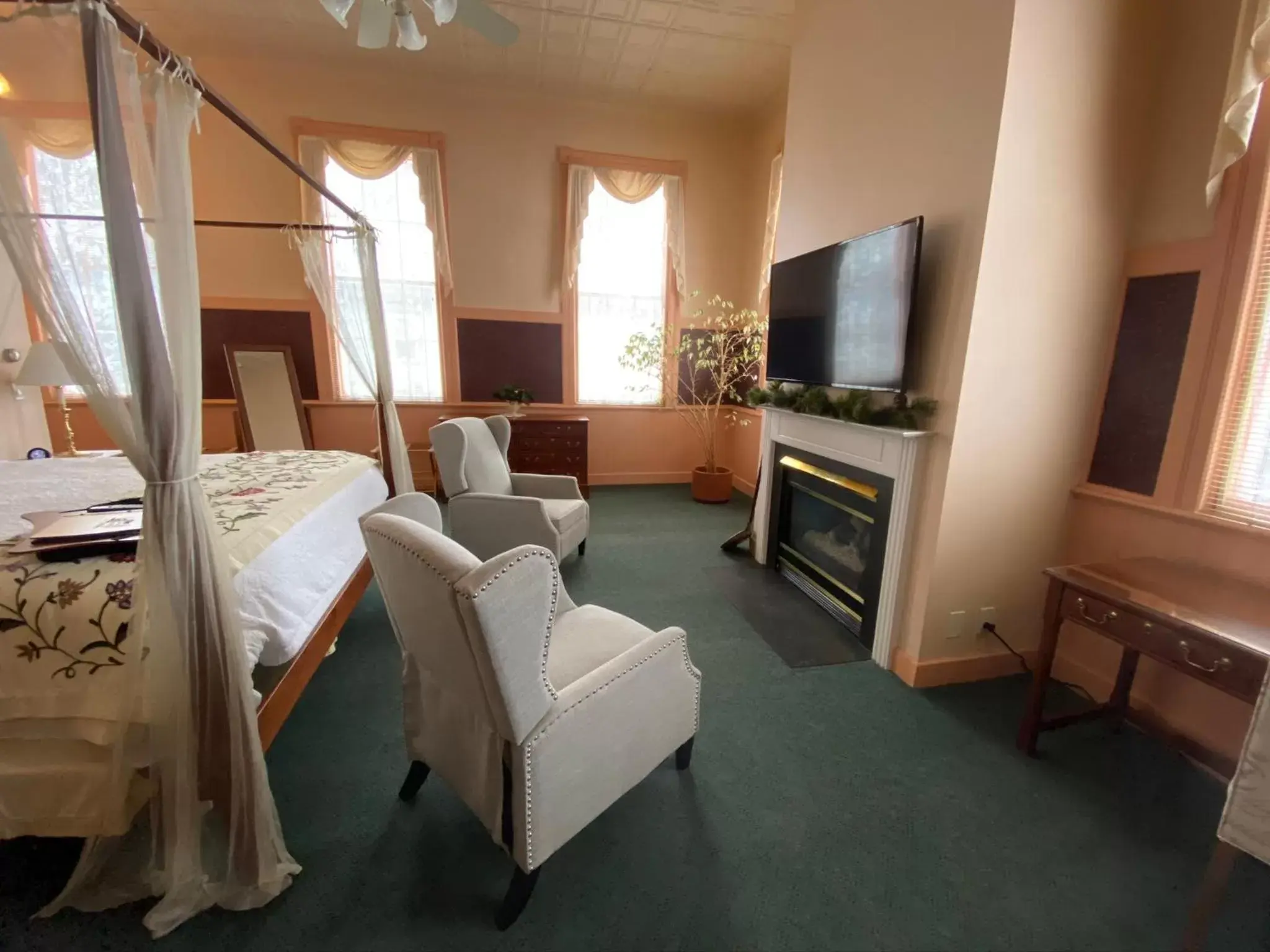 TV and multimedia, Bed in Chambery Inn TV and multimedia, Bed in Chambery Inn