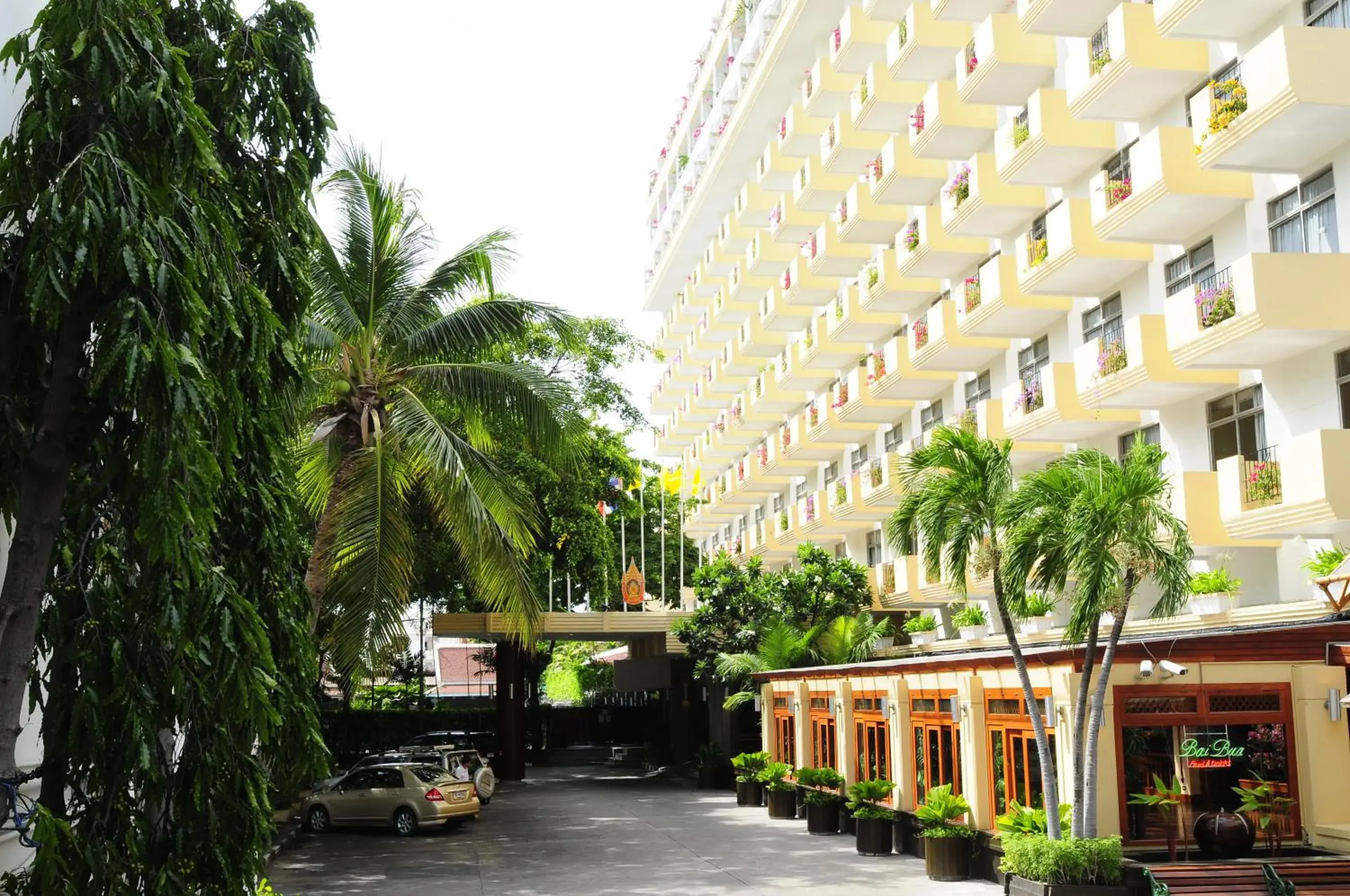 Facade/entrance in Golden Beach Hotel Pattaya