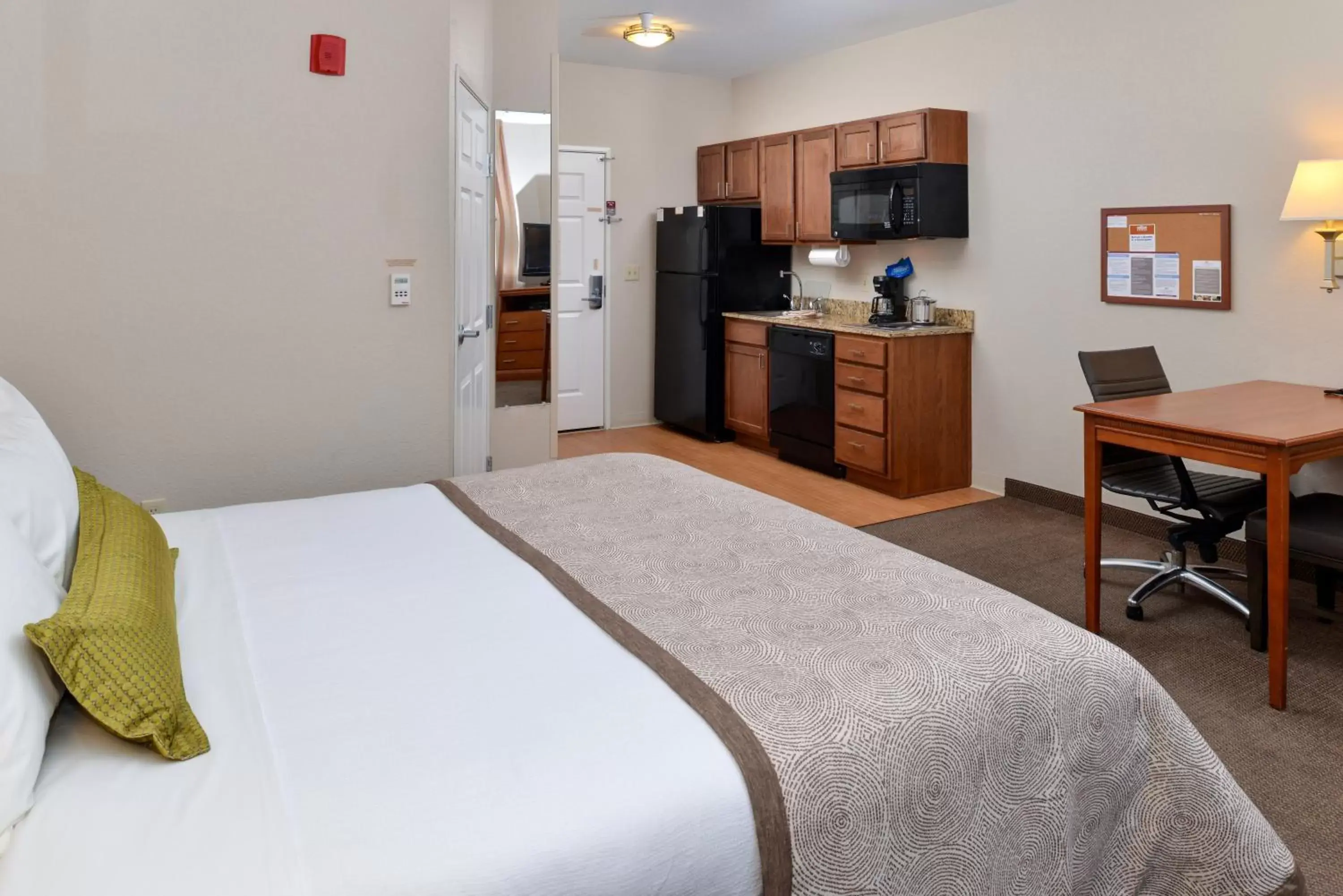 Photo of the whole room, Bed in Candlewood Suites Turlock, an IHG Hotel