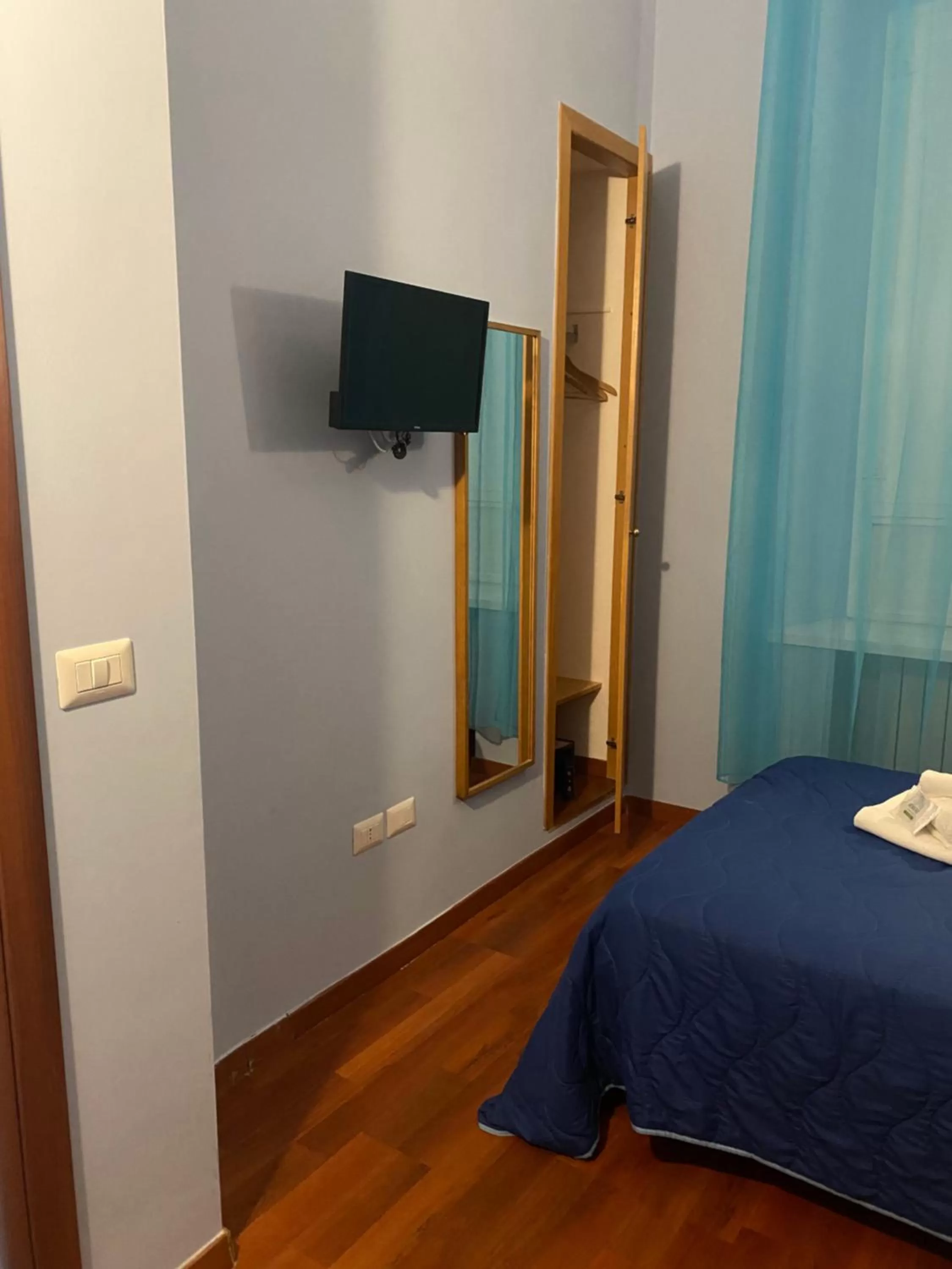 TV/Entertainment Center in AmareRomaRooms