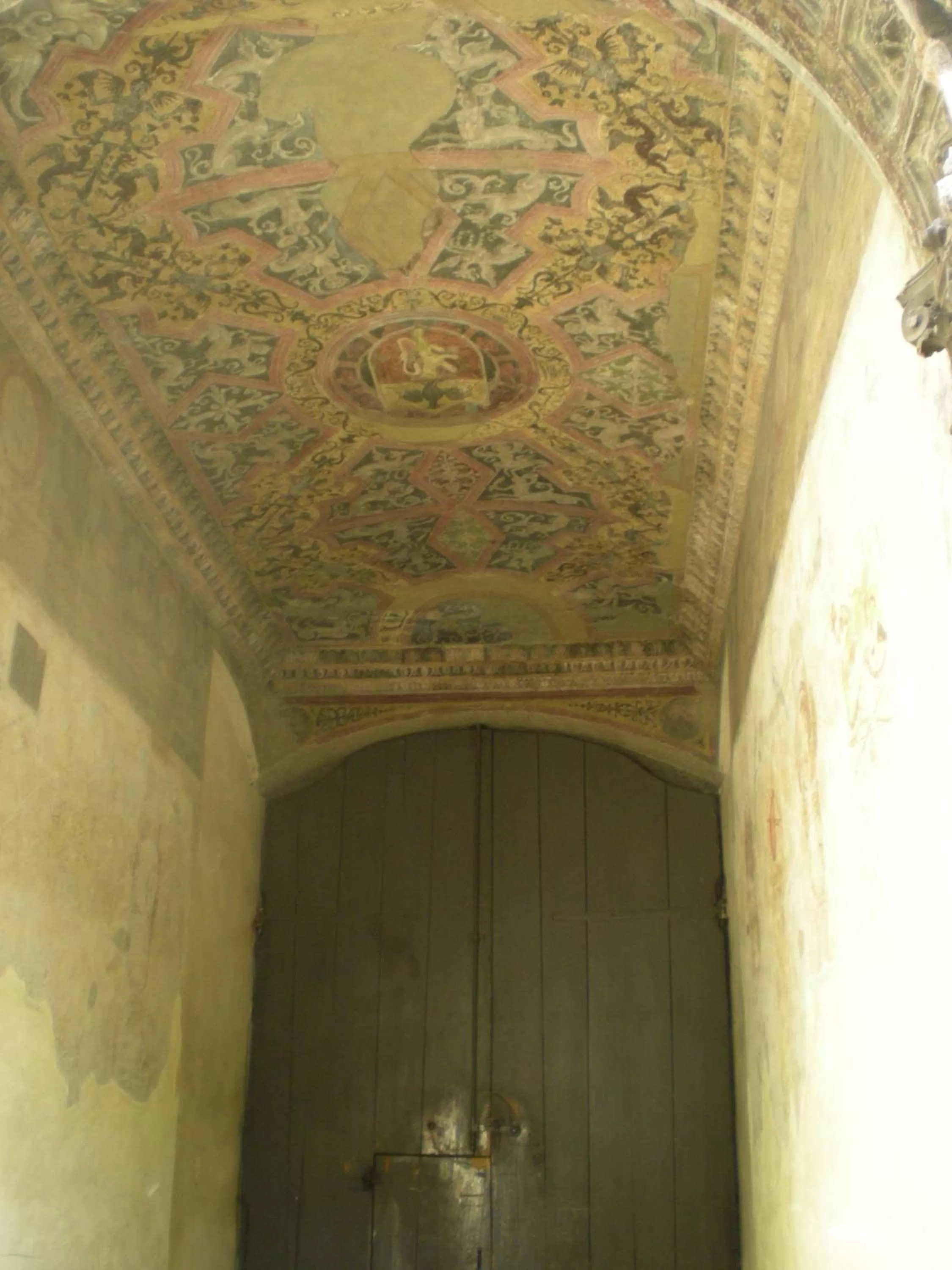 Facade/entrance in Bramantesco