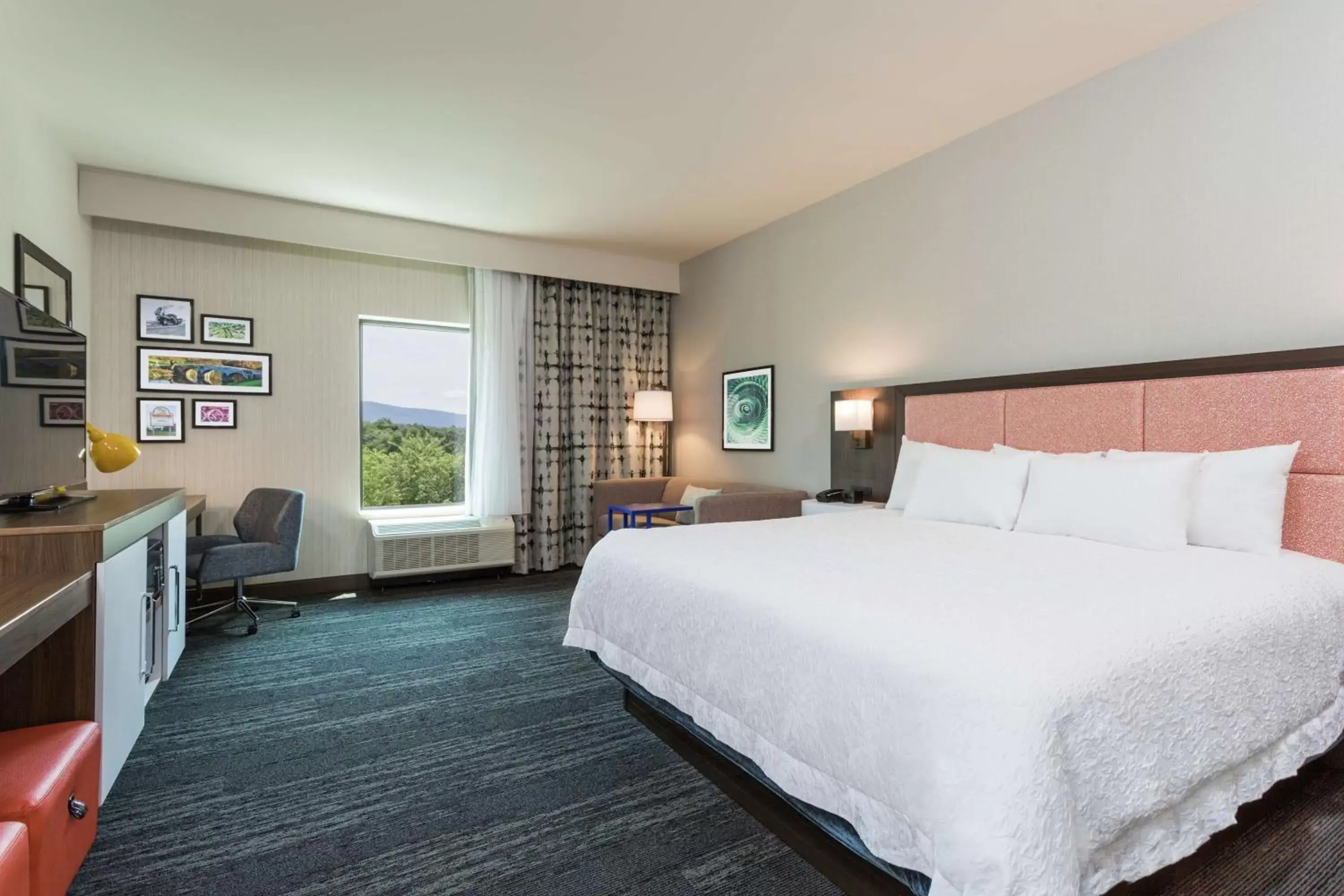 Bedroom, Bed in Hampton Inn Cumberland Bedroom, Bed in Hampton Inn Cumberland