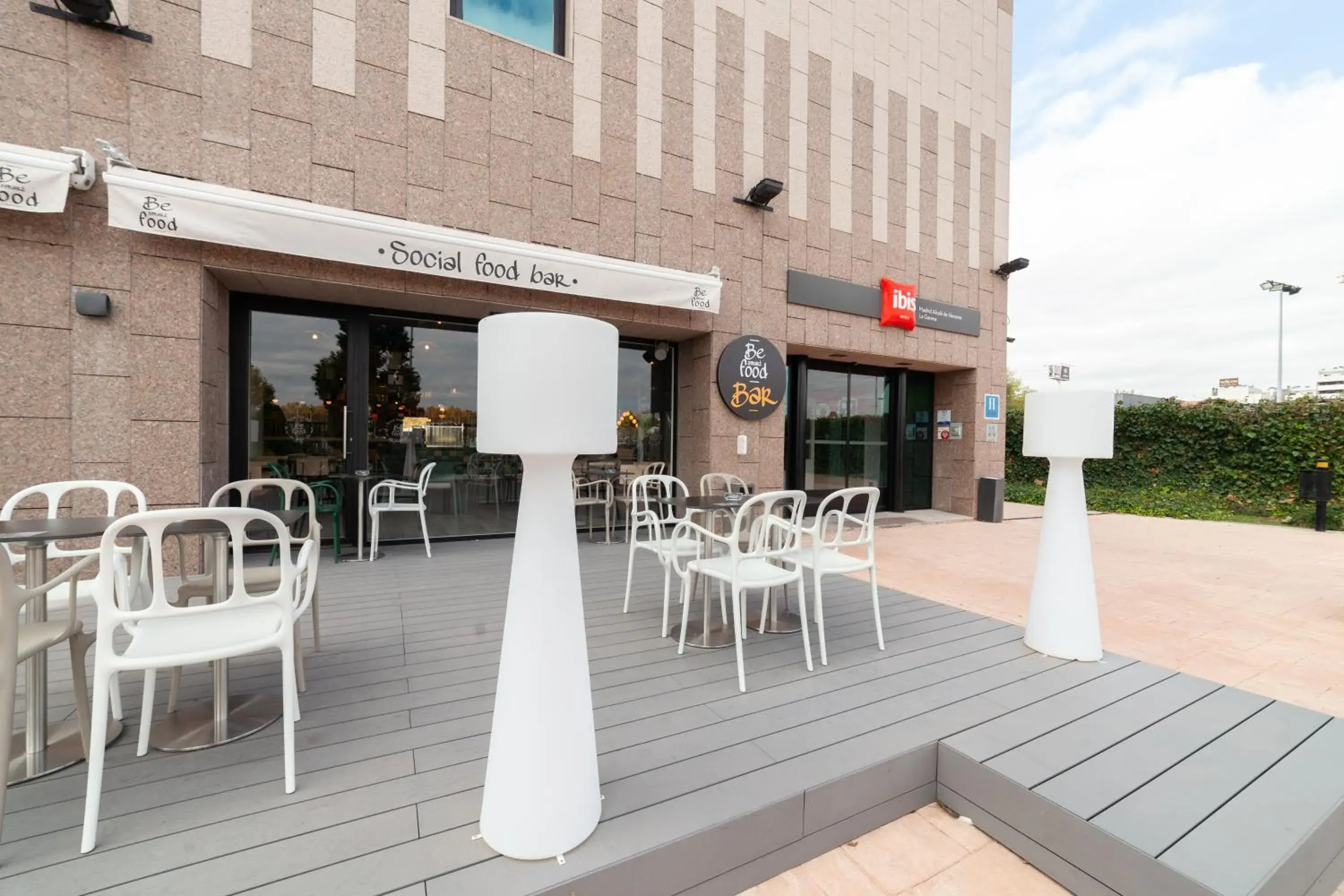 Balcony/Terrace, Restaurant/Places to Eat in  ibis Madrid Alcala de Henares La Garena