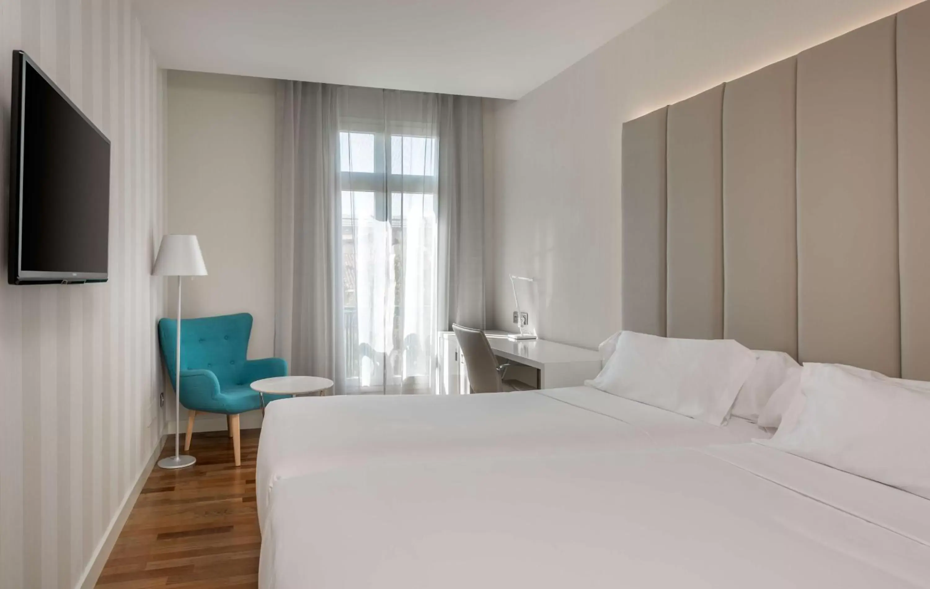 Photo of the whole room, Bed in NH Madrid Nacional