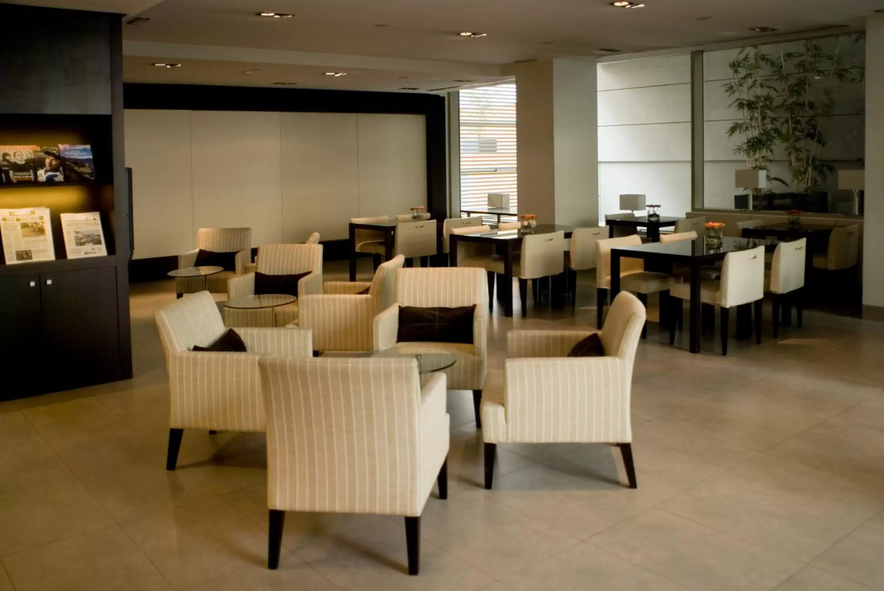 Communal lounge/ TV room, Restaurant/Places to Eat in Suites Viena Plaza de España