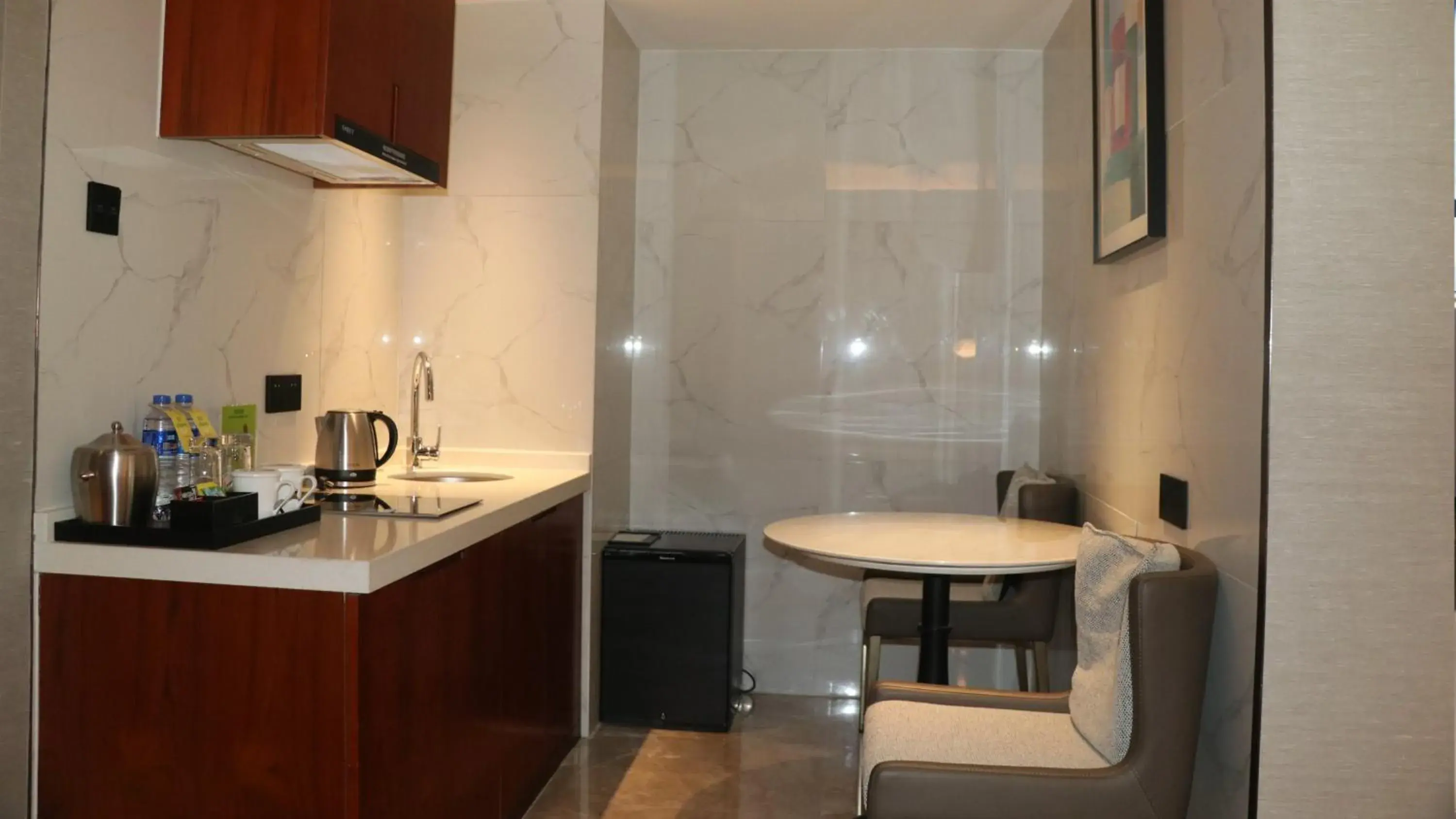 Photo of the whole room, Kitchen/Kitchenette in Holiday Inn Suites Xi'an High-Tech Zone, an IHG Hotel