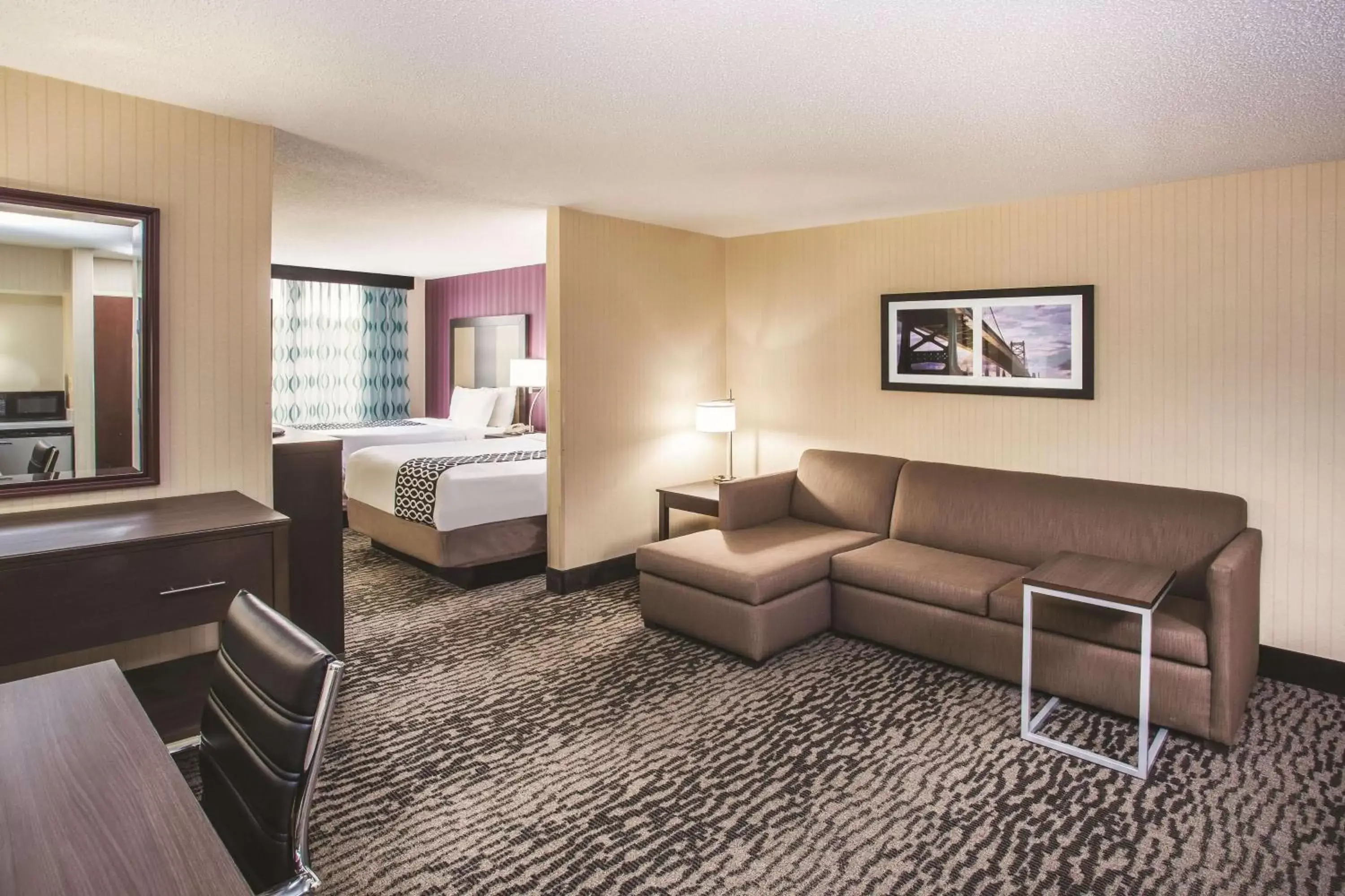 Photo of the whole room, Seating Area in La Quinta by Wyndham Newark - Elkton