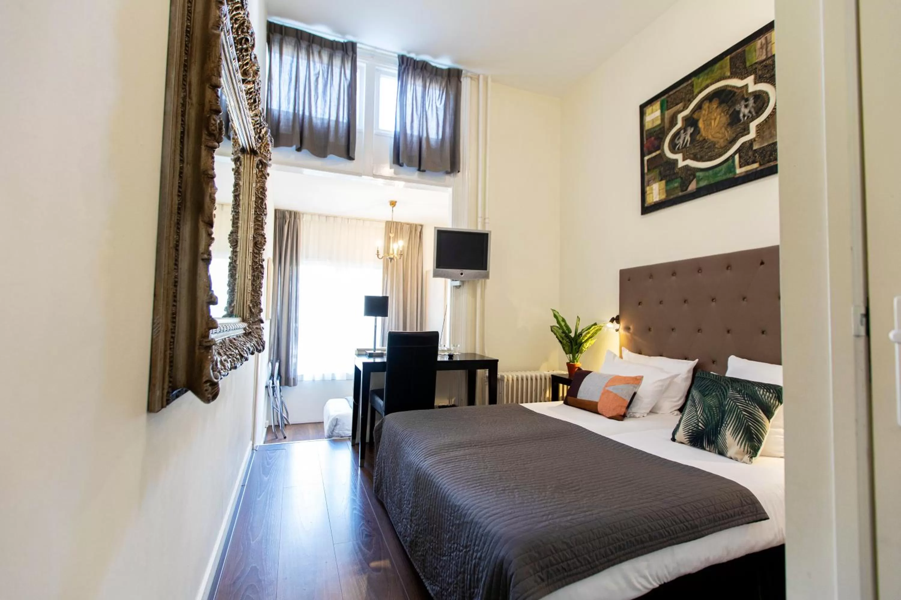 Bed in Quentin England Hotel