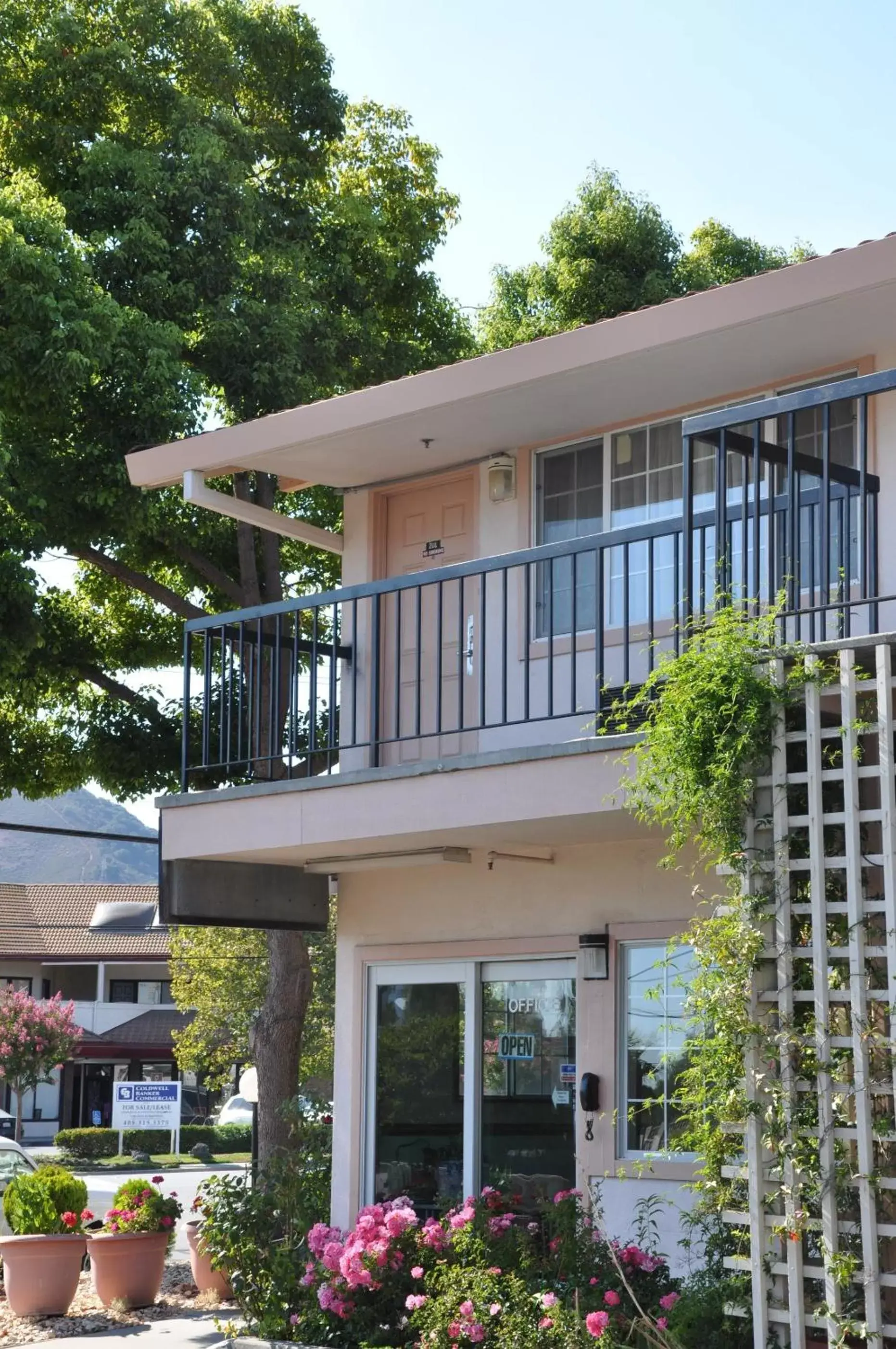 Facade/entrance, Property Building in Morgan Hill Inn