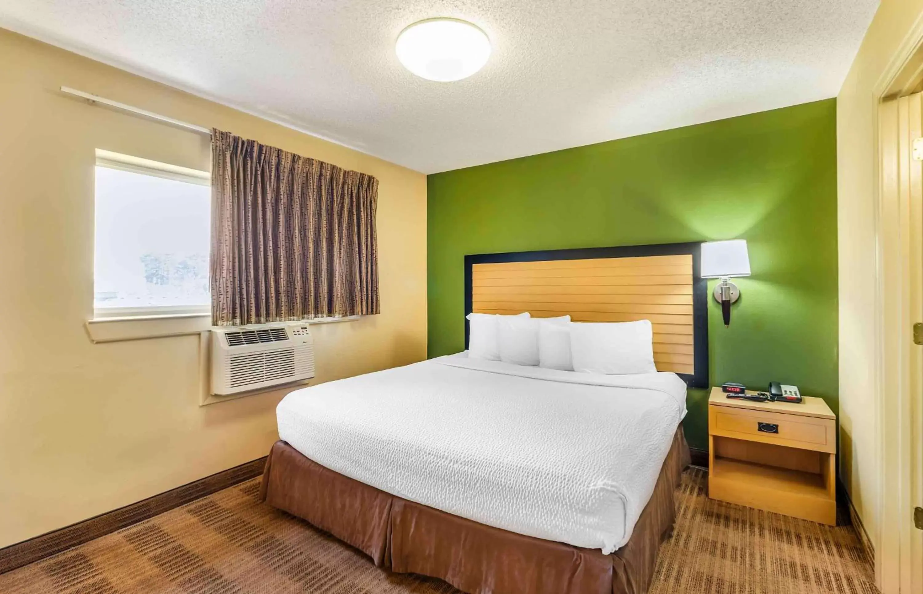 Bedroom, Bed in Extended Stay America Suites - Chesapeake - Churchland Blvd