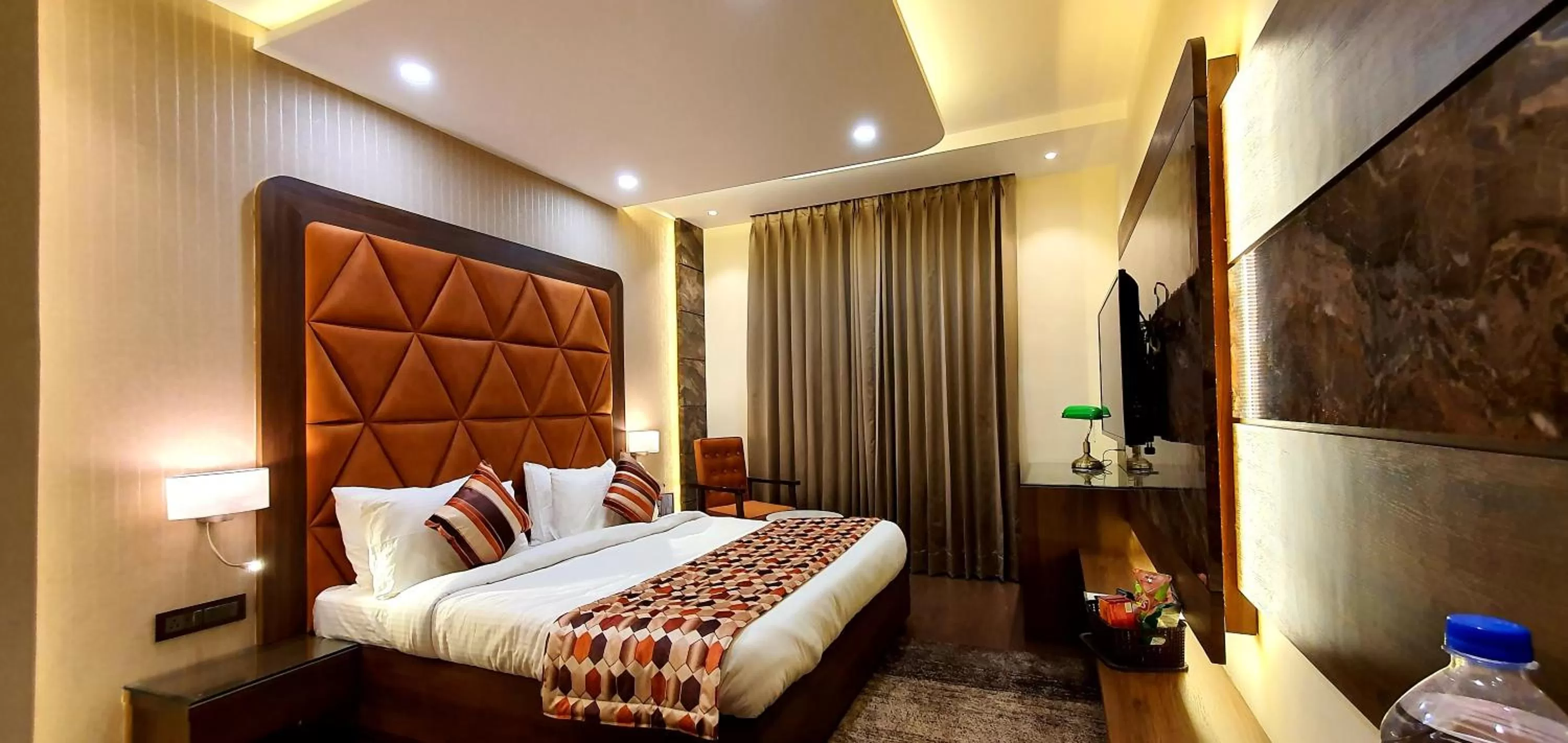 Bed in Hotel Makhan Residency