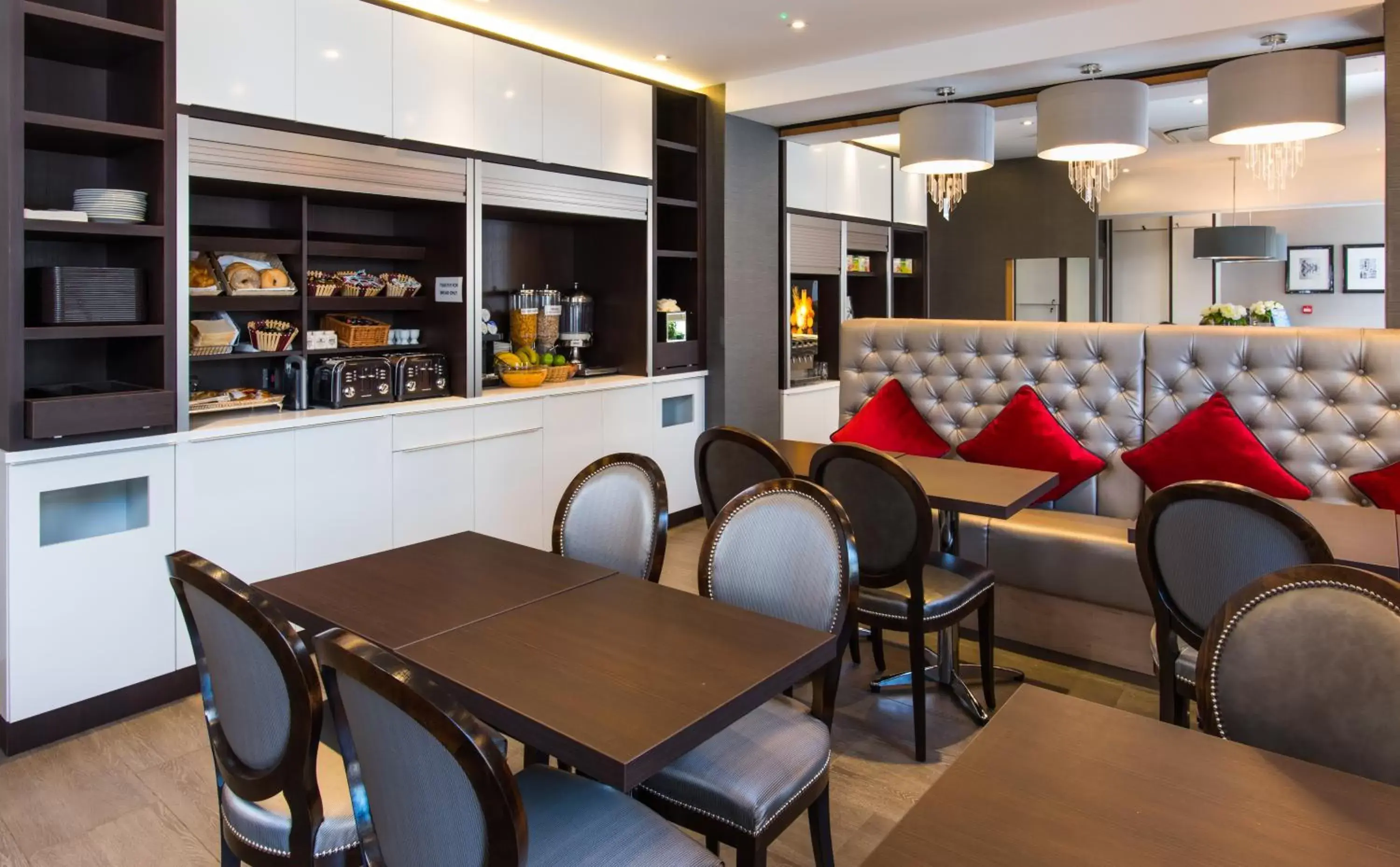 Communal lounge/ TV room, Restaurant/Places to Eat in Best Western Buckingham Palace Rd