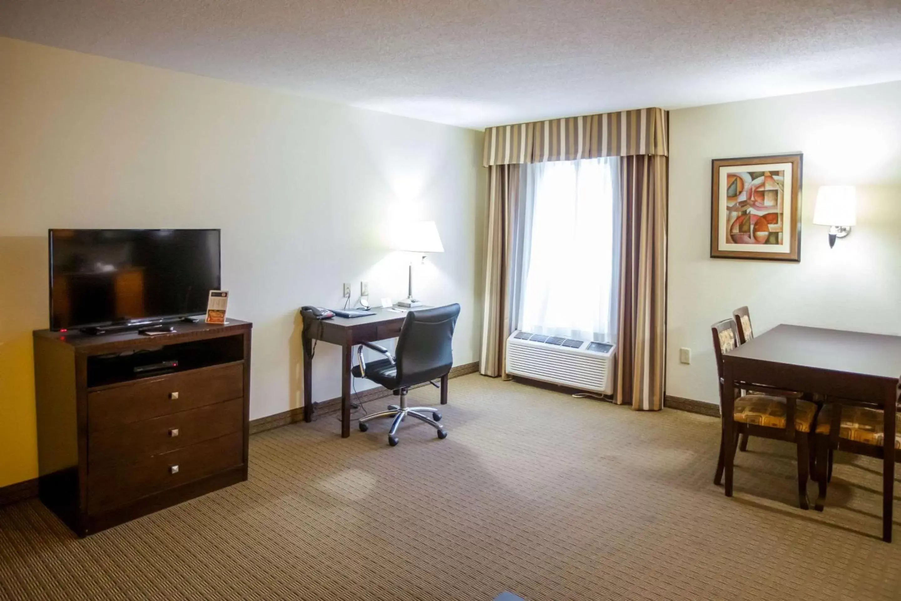 Bedroom, TV/Entertainment Center in MainStay Suites Knoxville North I-75