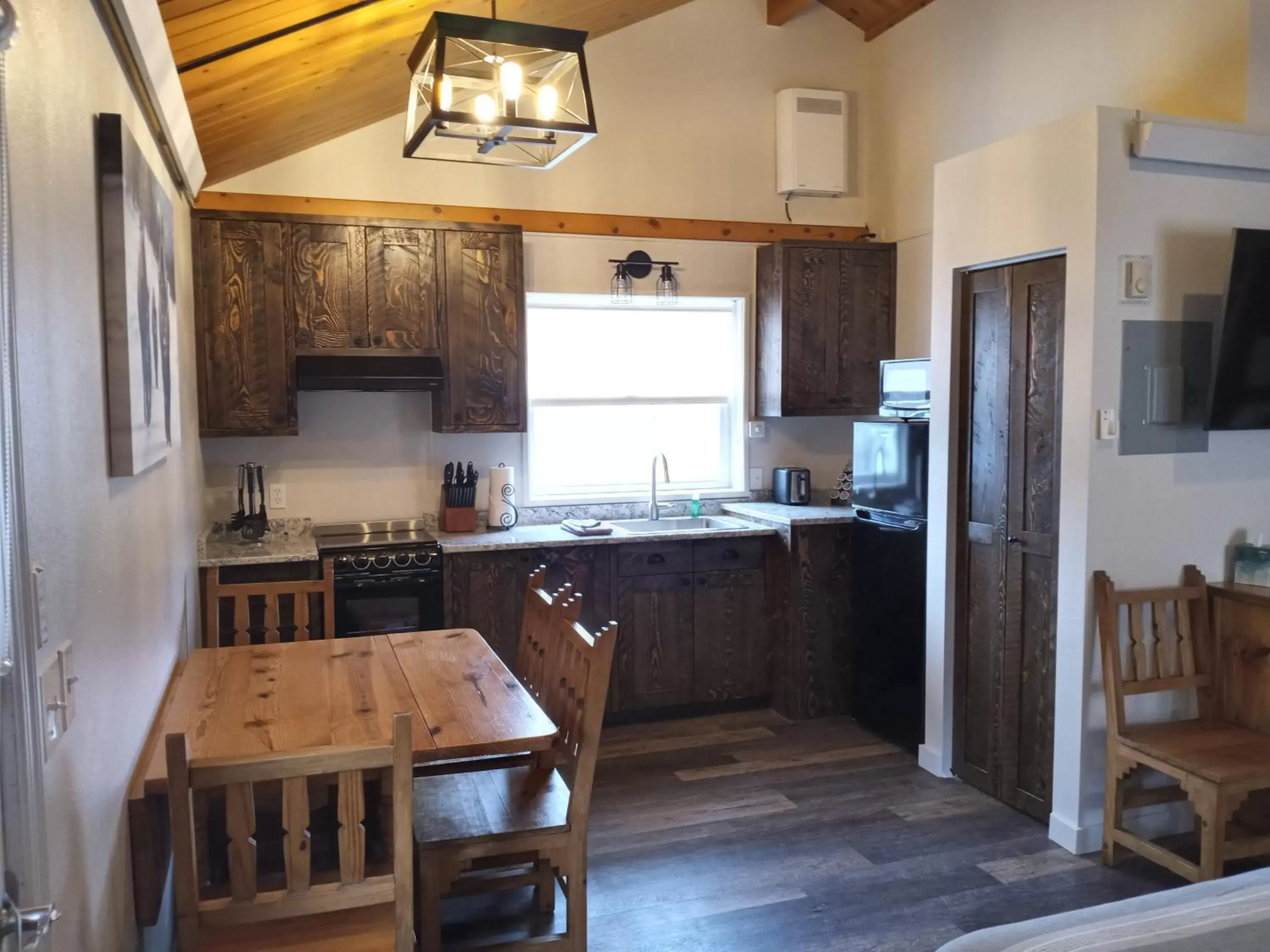 Kitchen/Kitchenette in Yellowstone Riverside Cottages