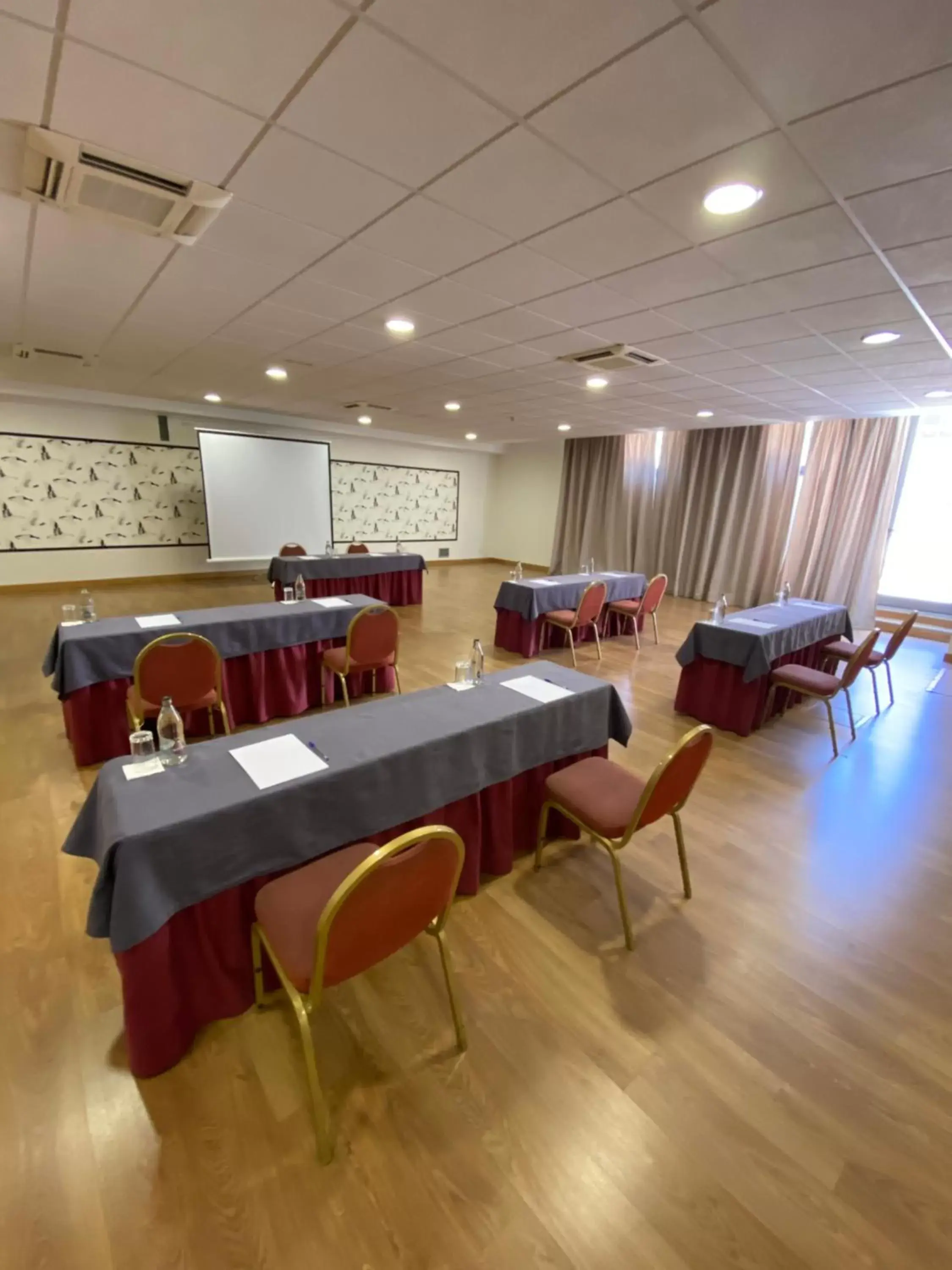 Business facilities, Business Area/Conference Room in Ramada by Wyndham Madrid Getafe