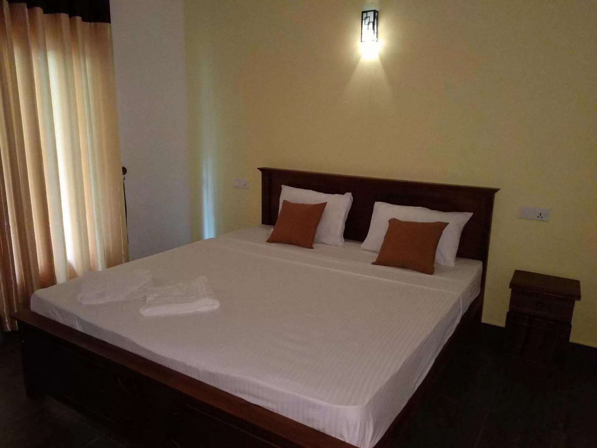 Bed in Ocean Gate Negombo