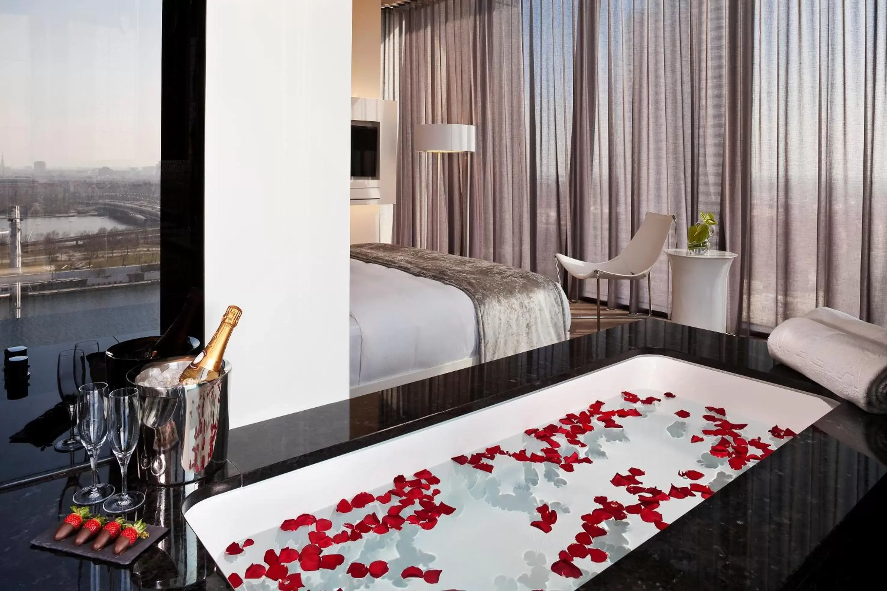 Bathroom, Bed in Melia Vienna