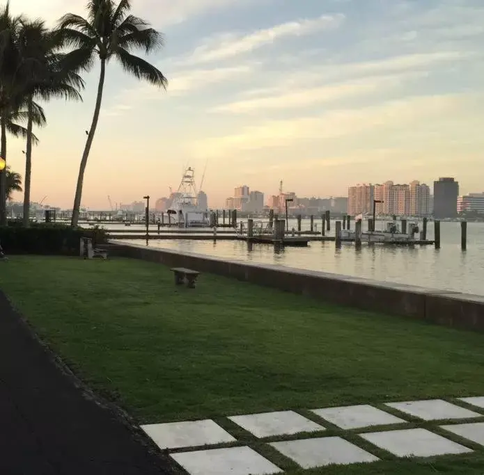 Neighbourhood in Hemingway Suites at Palm Beach Hotel Island