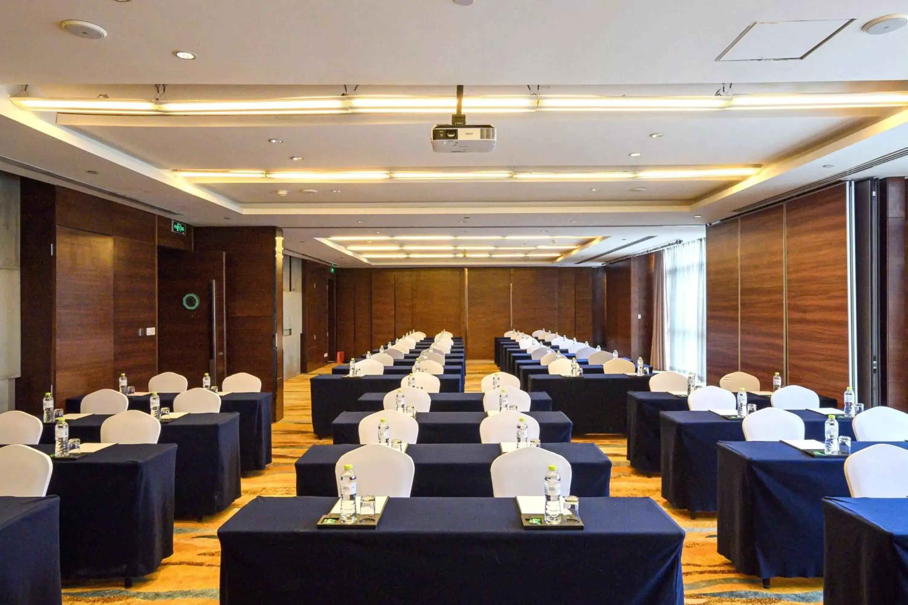 Meeting/conference room in Holiday Inn Qingdao City Center, an IHG Hotel - Shopping MALL