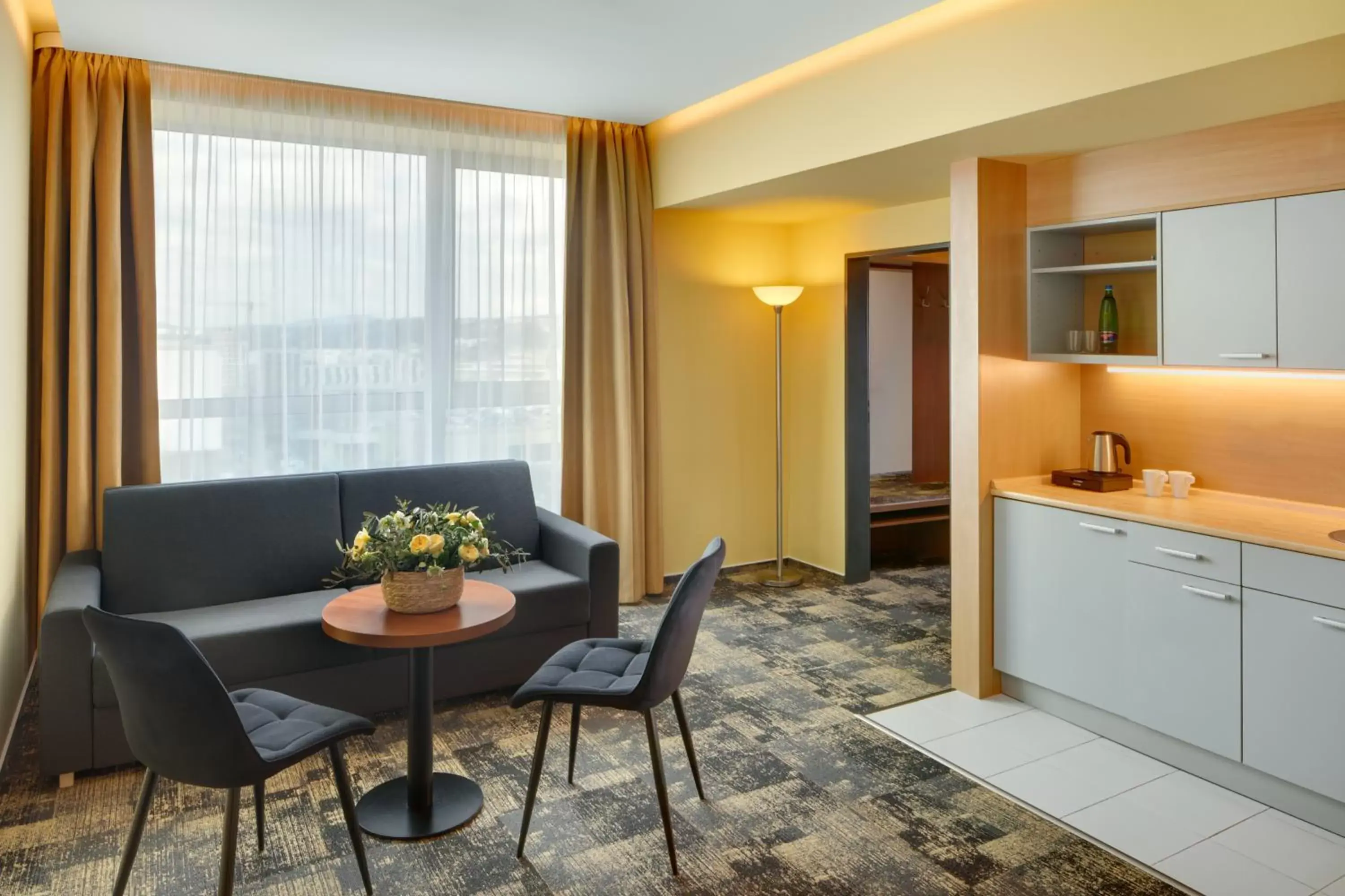 Kitchen or kitchenette, Seating Area in Avanti Hotel