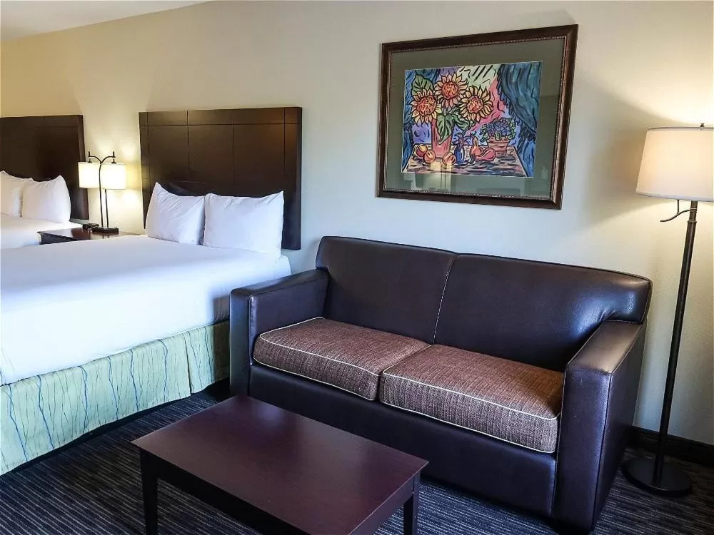 Seating area, Bed in Oxford Suites Portland - Jantzen Beach