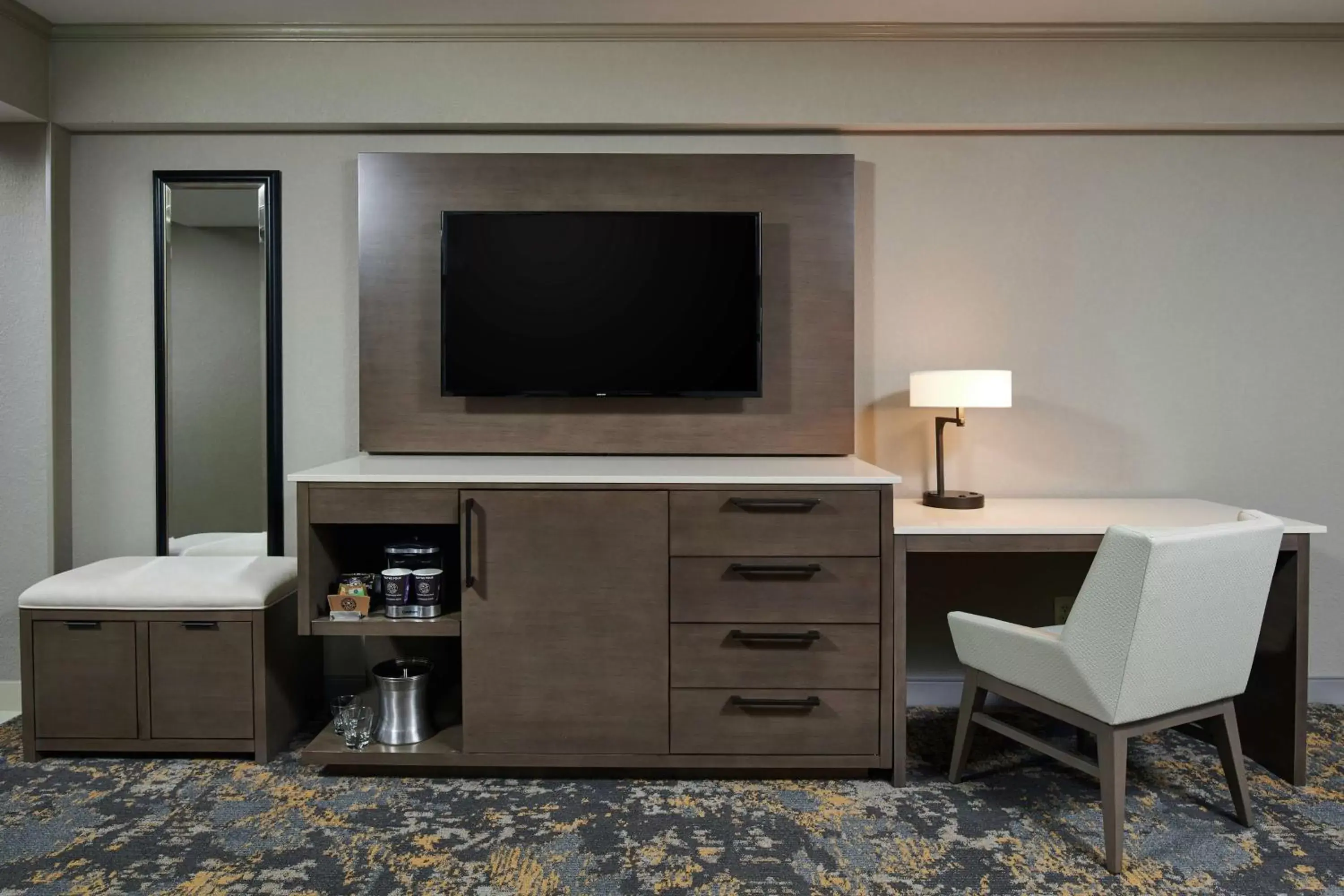 Bedroom, TV/Entertainment Center in Hilton Anchorage