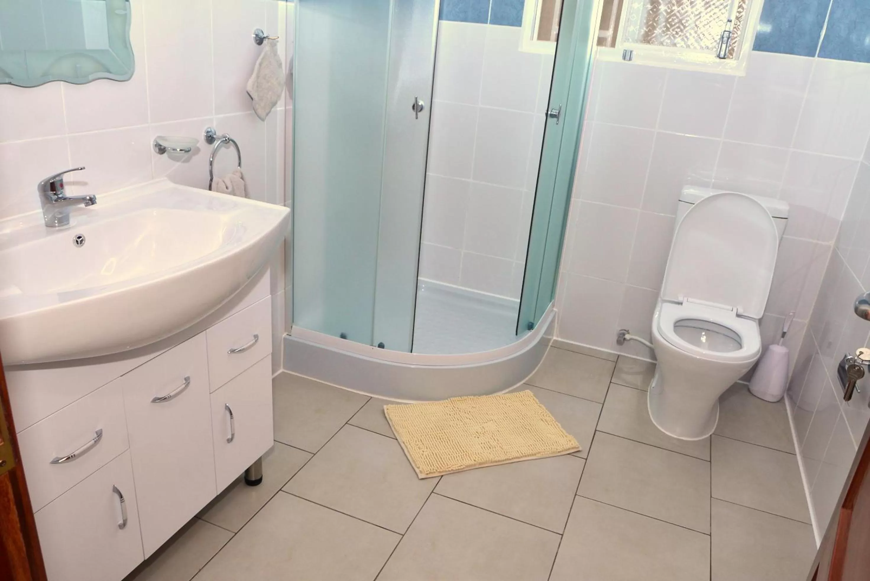 Bathroom in Hôtel Maisons-Sifa